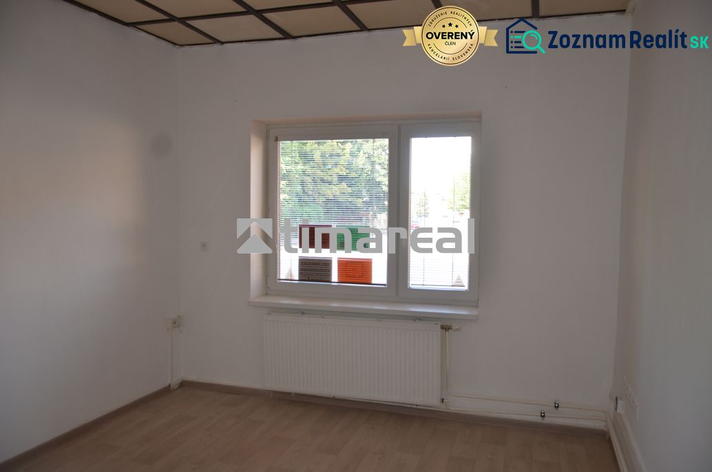 Kancelária na prenájom 15m2, Jerichova, Trnava - Kancelárie s bielymi stenami a podlahou s dreveným dekorom, vidieť okno s radiátorom.