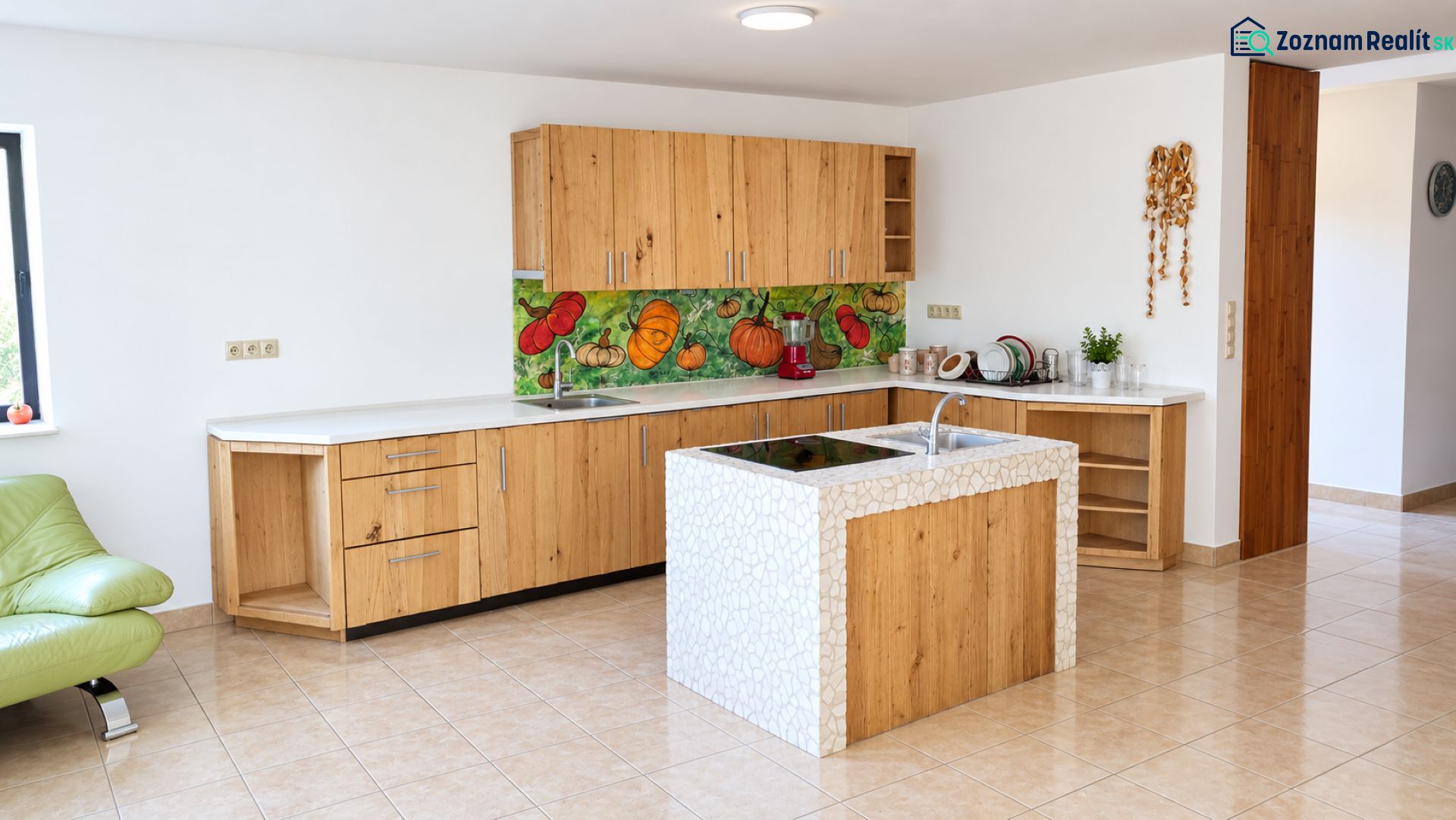 MODERNÝ 6-IZBOVÝ BUNGALOV S TERASOU A POZEMKOM 884 m² – RATNOVCE - Kuchyňa v rodinnom dome s kuchynskou linkou a farebným obkladom zeleniny.