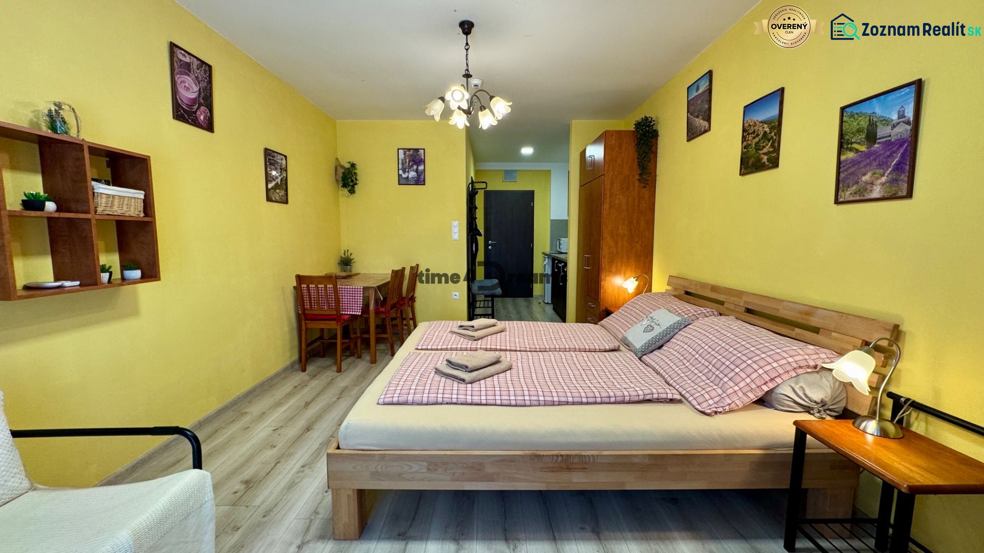 NA PREDAJ apartmán v Podhájskej  - Rekreačný apartmán má manželskú posteľ, jedálenský kút a podlahu s dreveným dekorom.