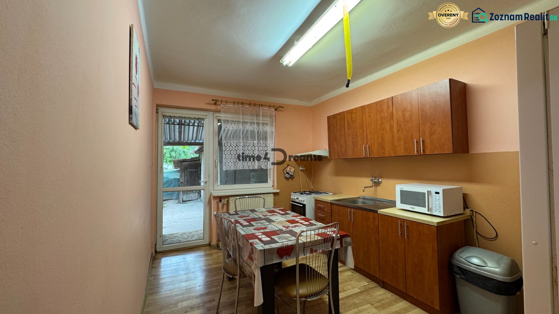 NA PREDAJ Rodinný dom - Šurany - Nitriansky Hrádok, EXKLUZÍVNE - Jedálenský kút v rodinnom dome s drevenou podlahou a kuchynskou linkou.
