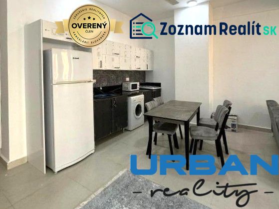 2-IZBOVÝ CONDO APARTMÁN PRI PLÁŽI, MBWENI, ZANZIBAR - Kuchyňa v 2-izbovom byte s jedálenským stolom, chladničkou a pračkou.