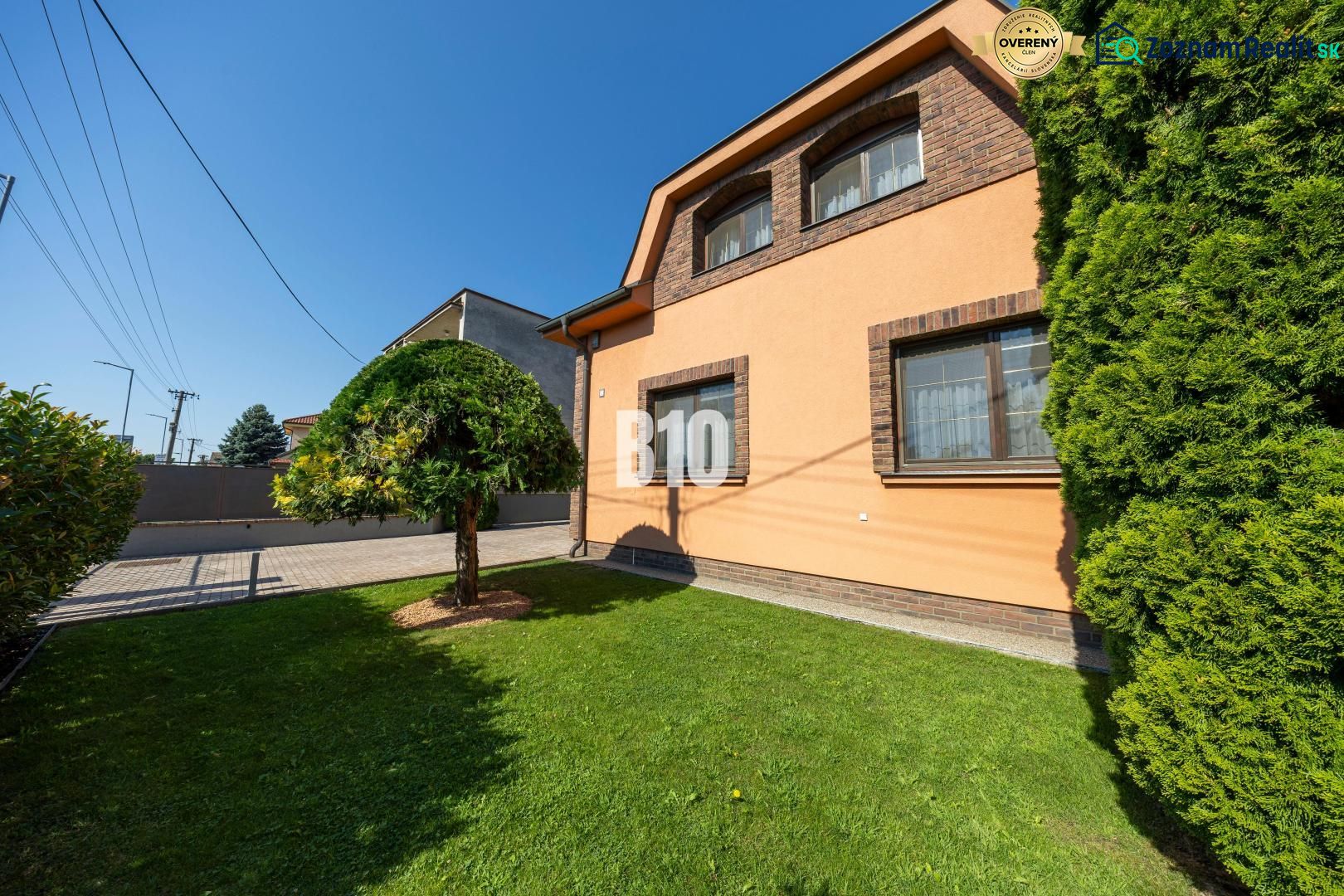 Priestranný 5-izbový rodinný dom (190 m²) s krásne upraveným 13a pozem - Rodinný dom na Bratislavskej ulici v Malinove s upravenou záhradou a stromom.