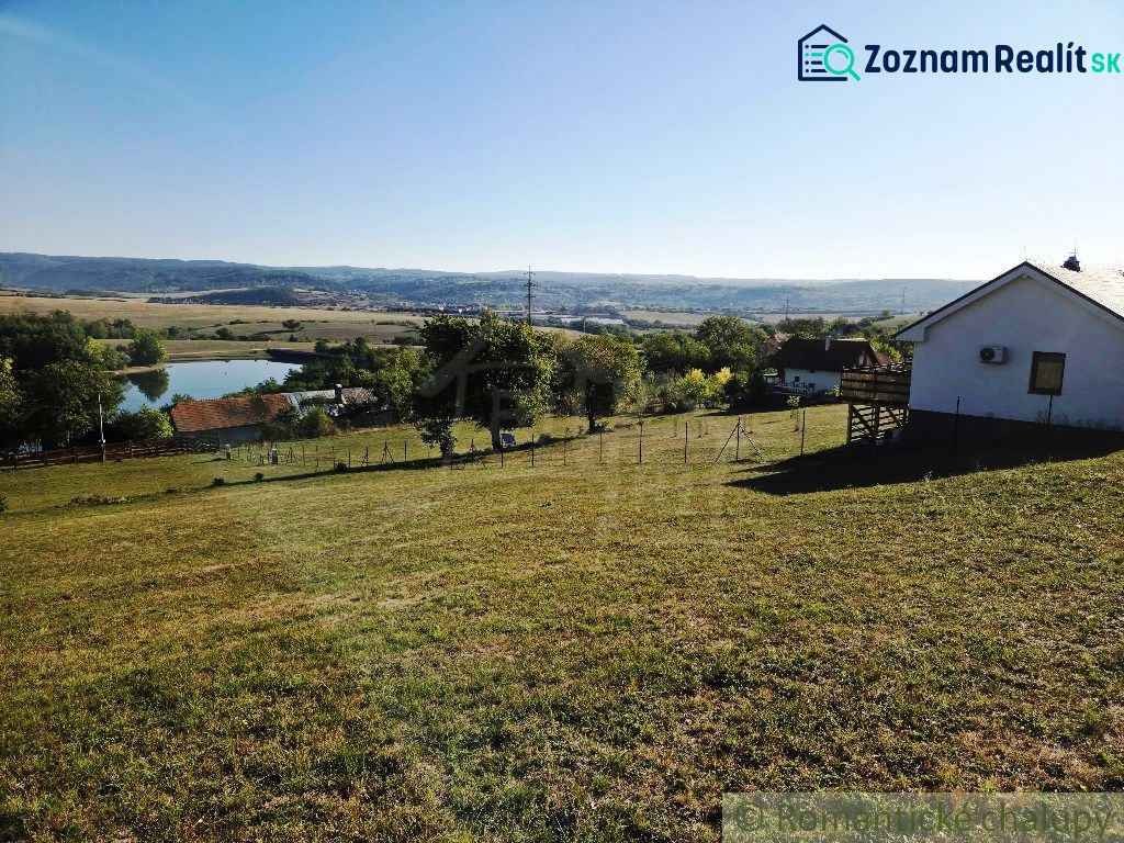 3106m2 stavebný pozemok nad priehradou v Krupine - Záhrady v Krupine s výhľadom na jazero a dom.