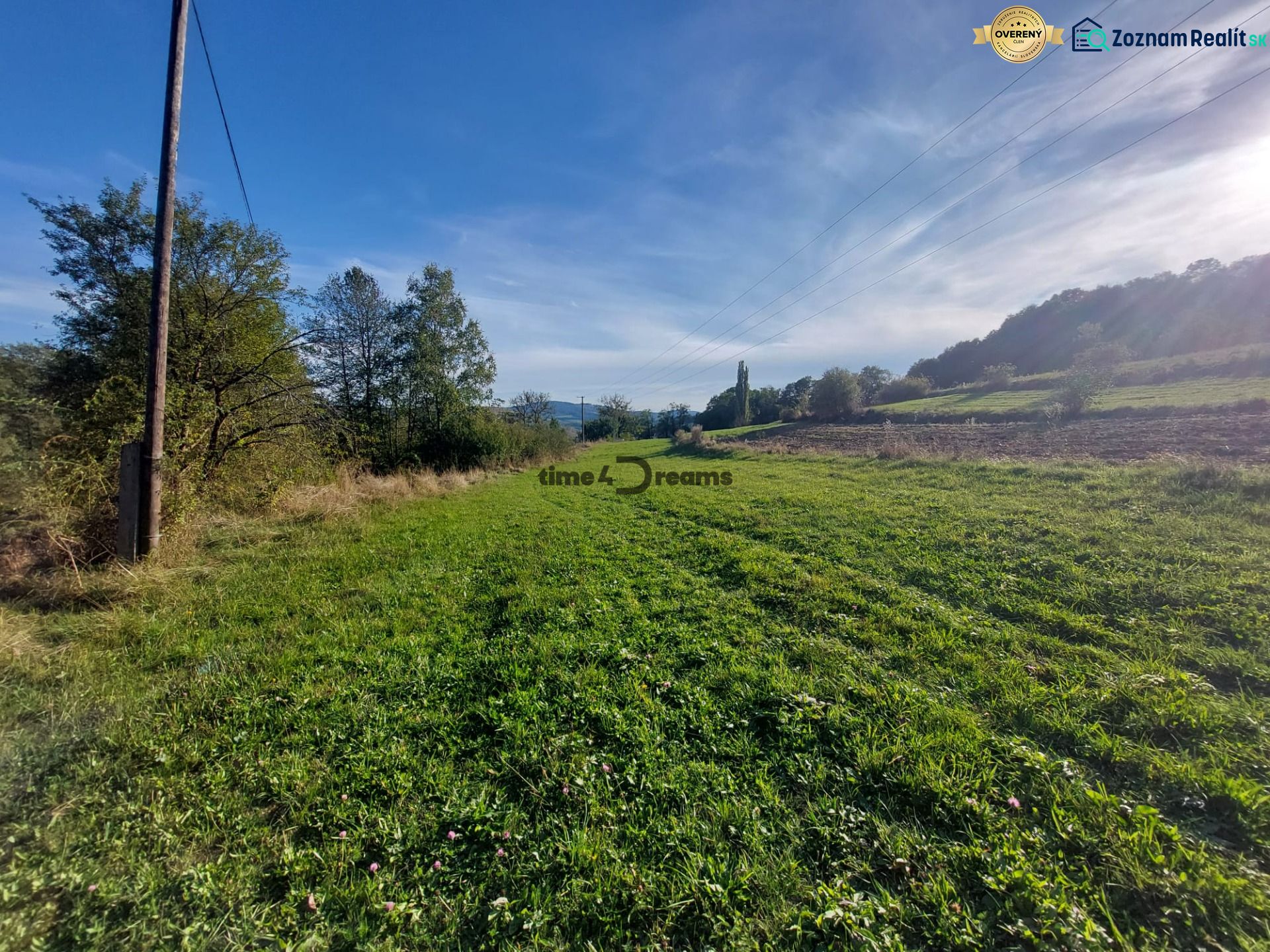 NA PREDAJ pozemok na stavbu domu alebo chaty KORYTÁRKY  - Krásne trávnaté pozemky na bývanie obklopené prírodou s elektrickým vedením na horizonte.