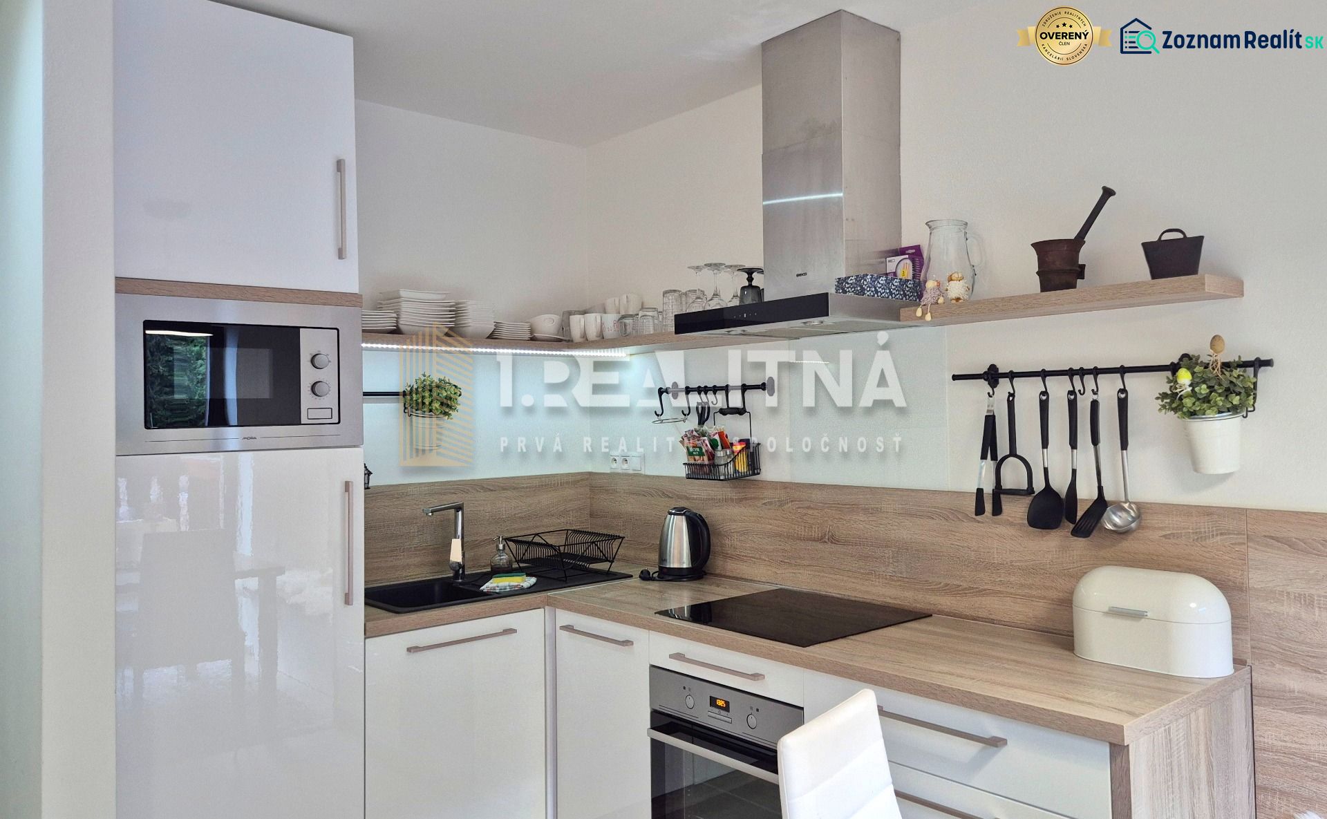 3 - IZBOVÝ APARTMÁN POD CHOPKOM, 52M2 - Kuchyňa v rekreačnom apartmáne s bielymi skrinkami a dekoratívnymi detailmi.
