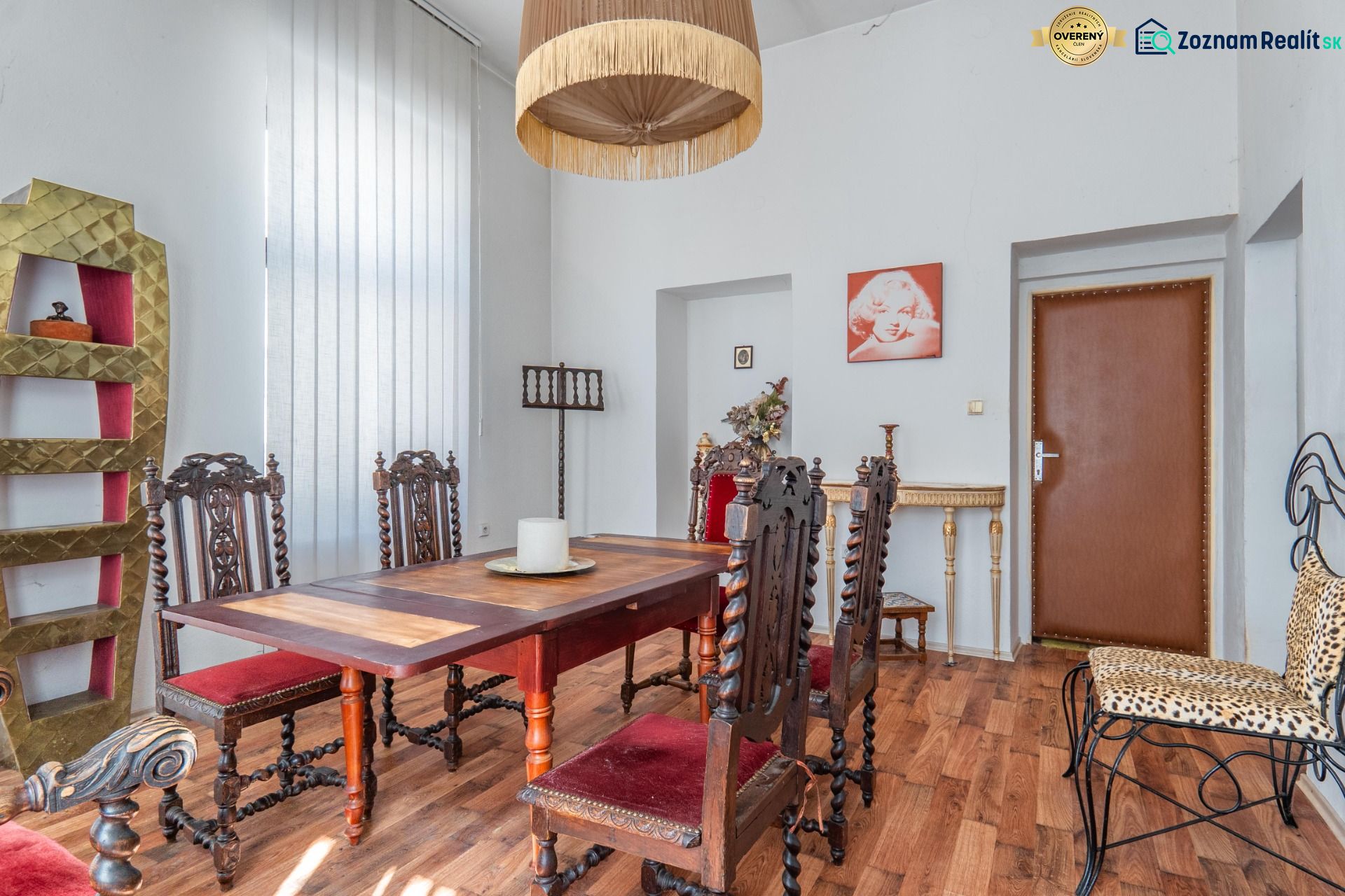 I VILA REIM – Exkluzívna investičná príležitosť  - Jedálenský priestor v chate s ornamentálnym nábytkom a podlahou s dreveným dekorom.