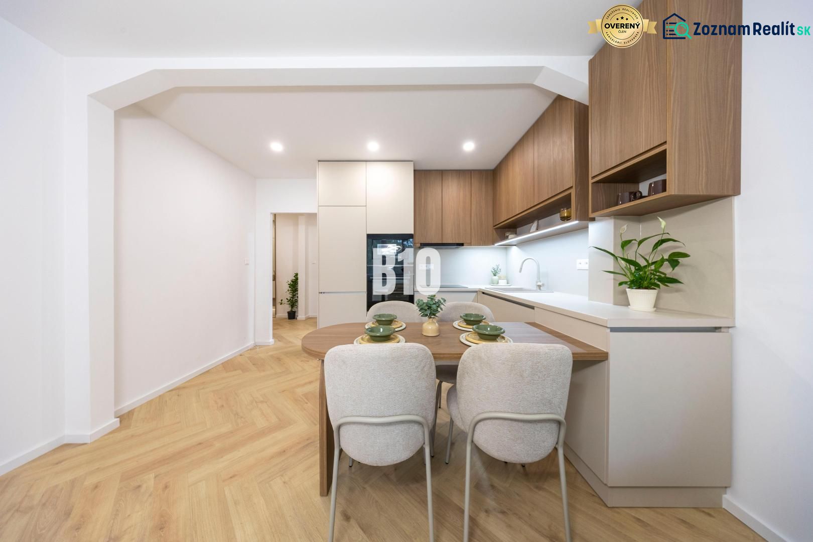 NOVO ZREKONŠTRUOVANÝ 4-IZBOVÝ BYT V TICHOM PROSTREDÍ - 78 m² - NOVÉ ME - Kuchyňa v 4-izbovom byte s podlahou s dreveným dekorom a moderným nábytkom.