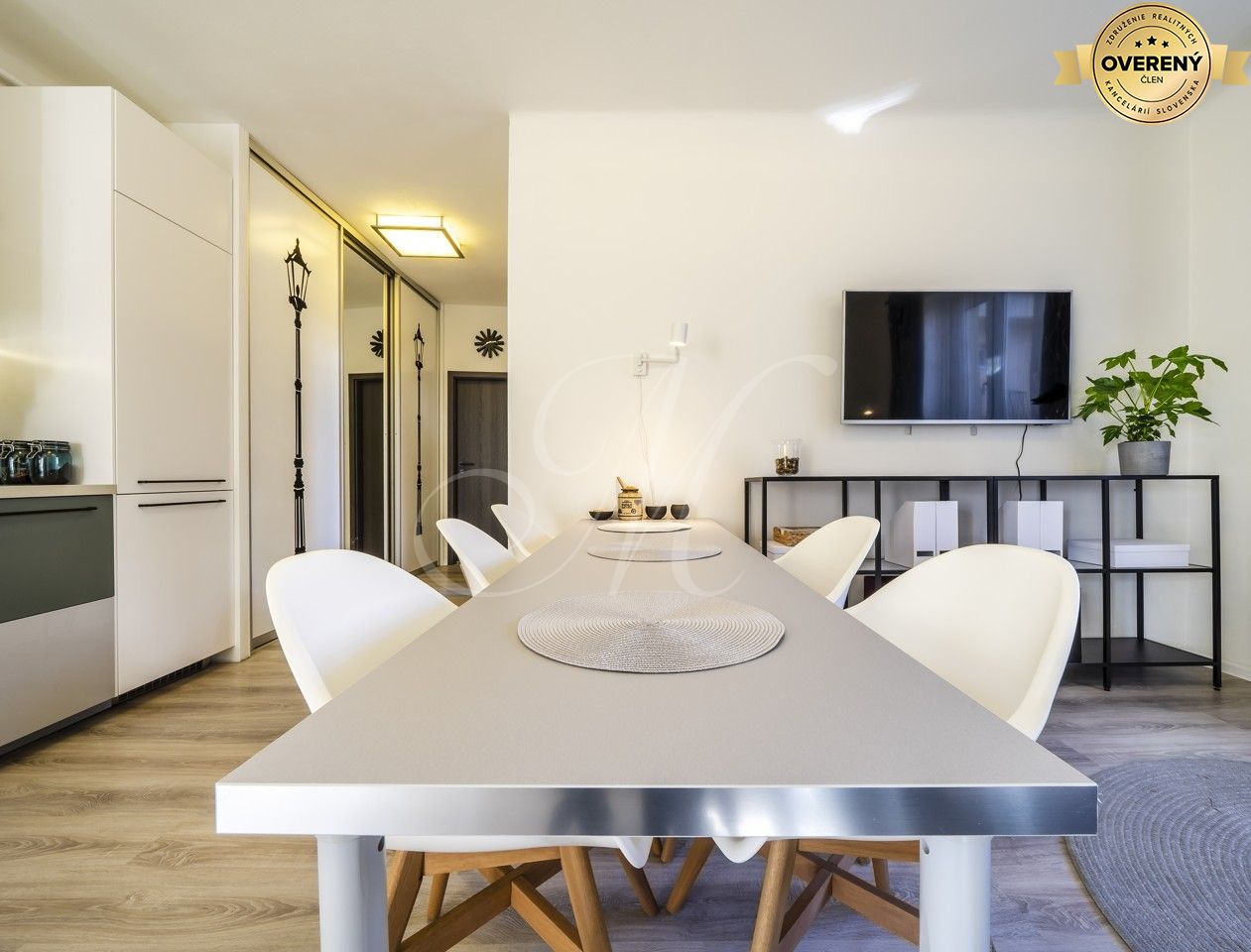 REZERVOVANÉ Krásny, moderne zariadený 2-izbový byt – foto 2