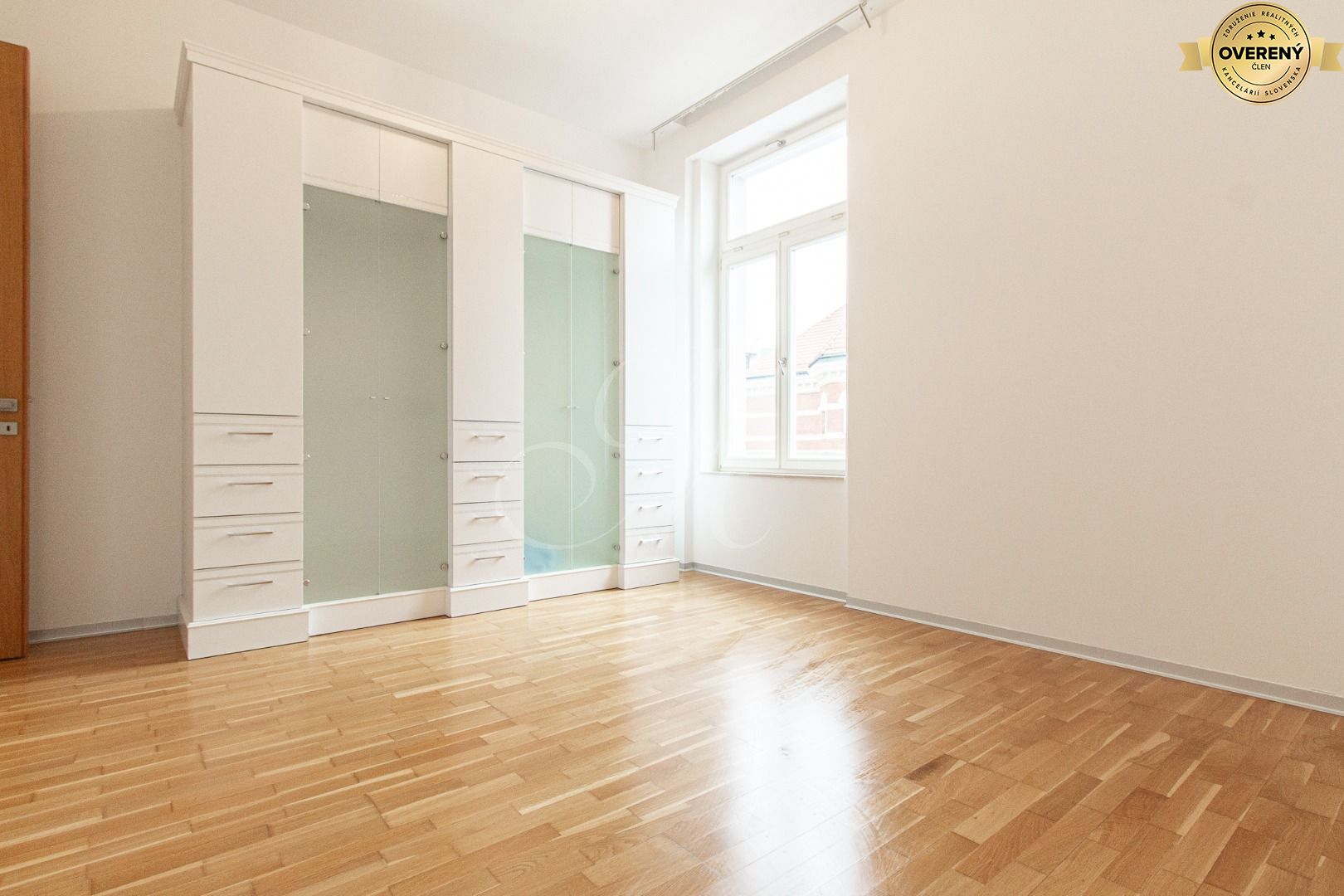 Veľký luxusný 4 izbový byt s parkovaním a terasou – foto 9
