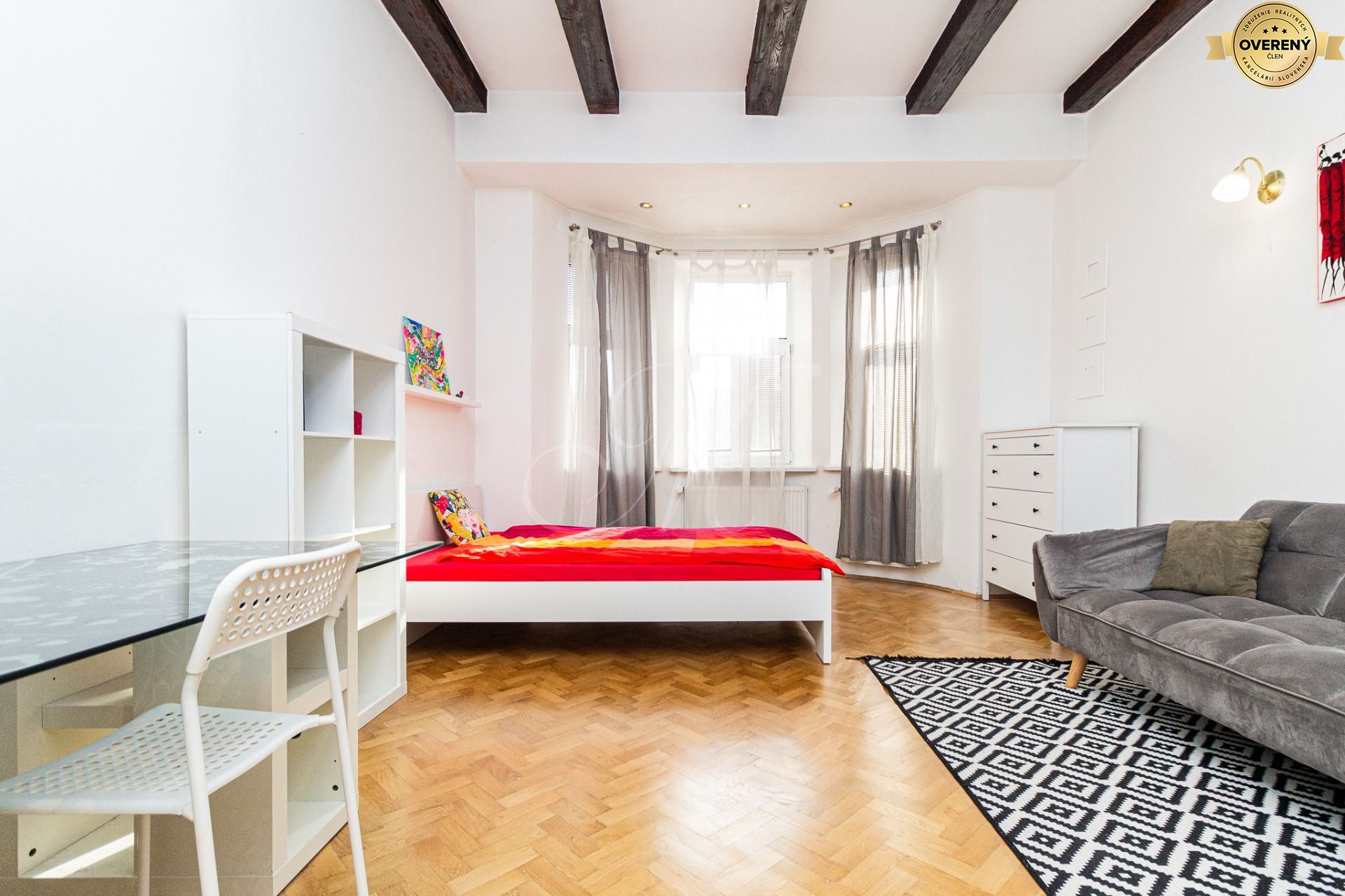 Staromestský 3i byt s vysokými stropmi – foto 9