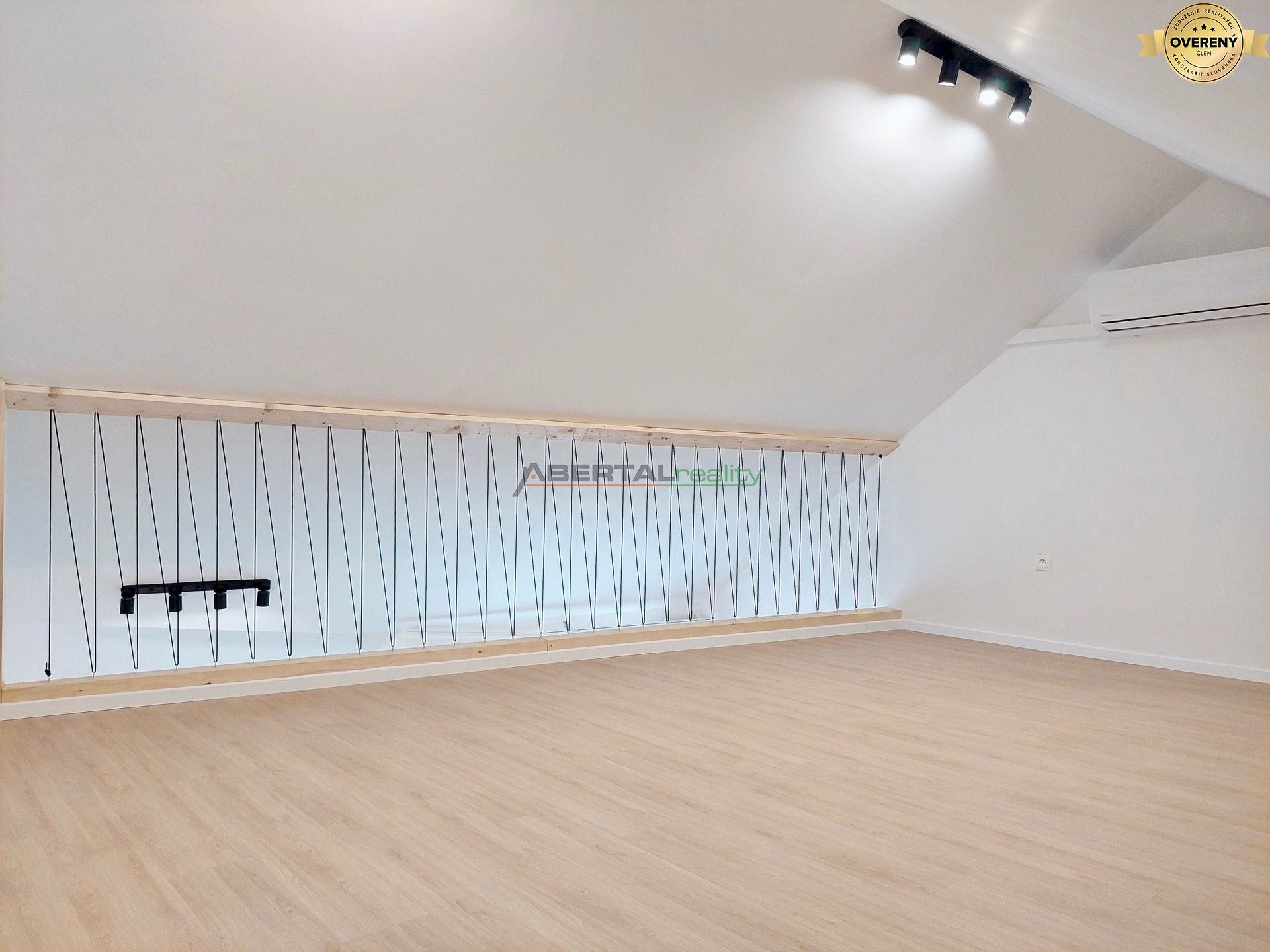 Úžasný byt + loft, klíma,balkón, parkovanie v garáži - Jarovce – foto 10