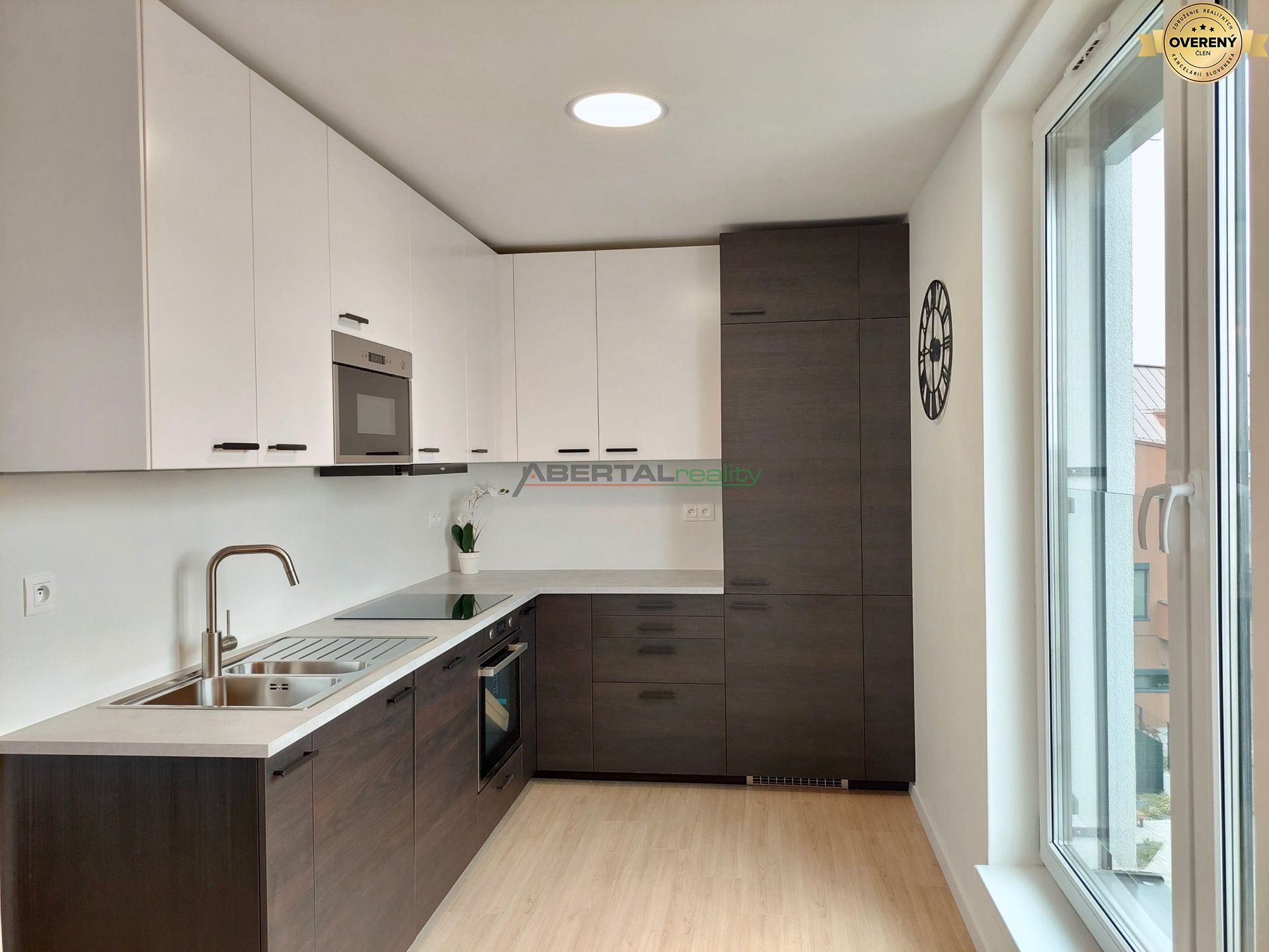 Úžasný byt + loft, klíma,balkón, parkovanie v garáži - Jarovce – foto 8