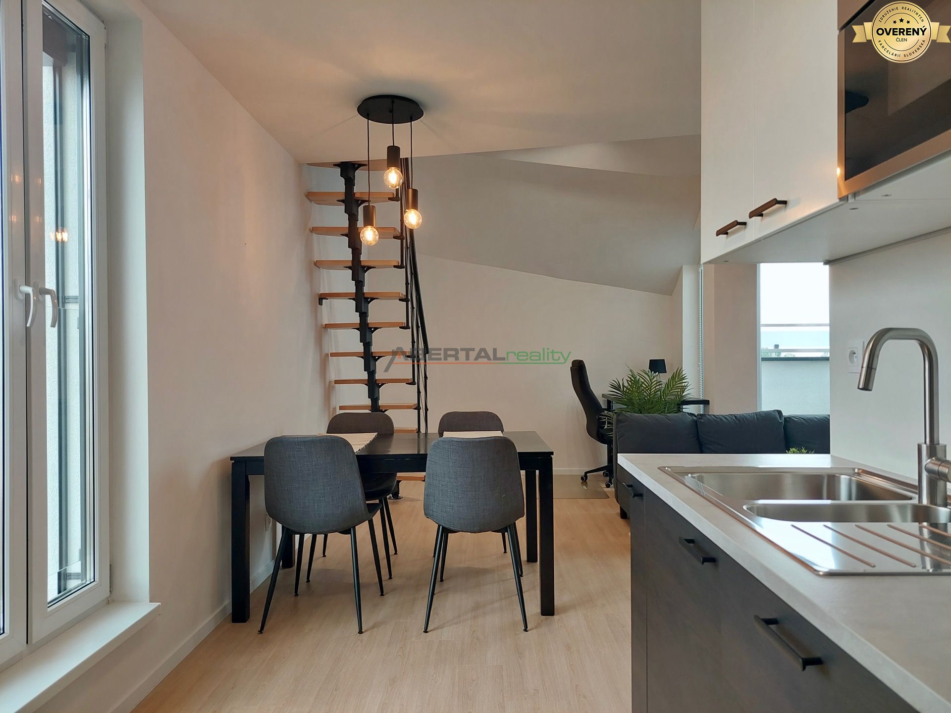 Úžasný byt + loft, klíma,balkón, parkovanie v garáži - Jarovce – foto 9
