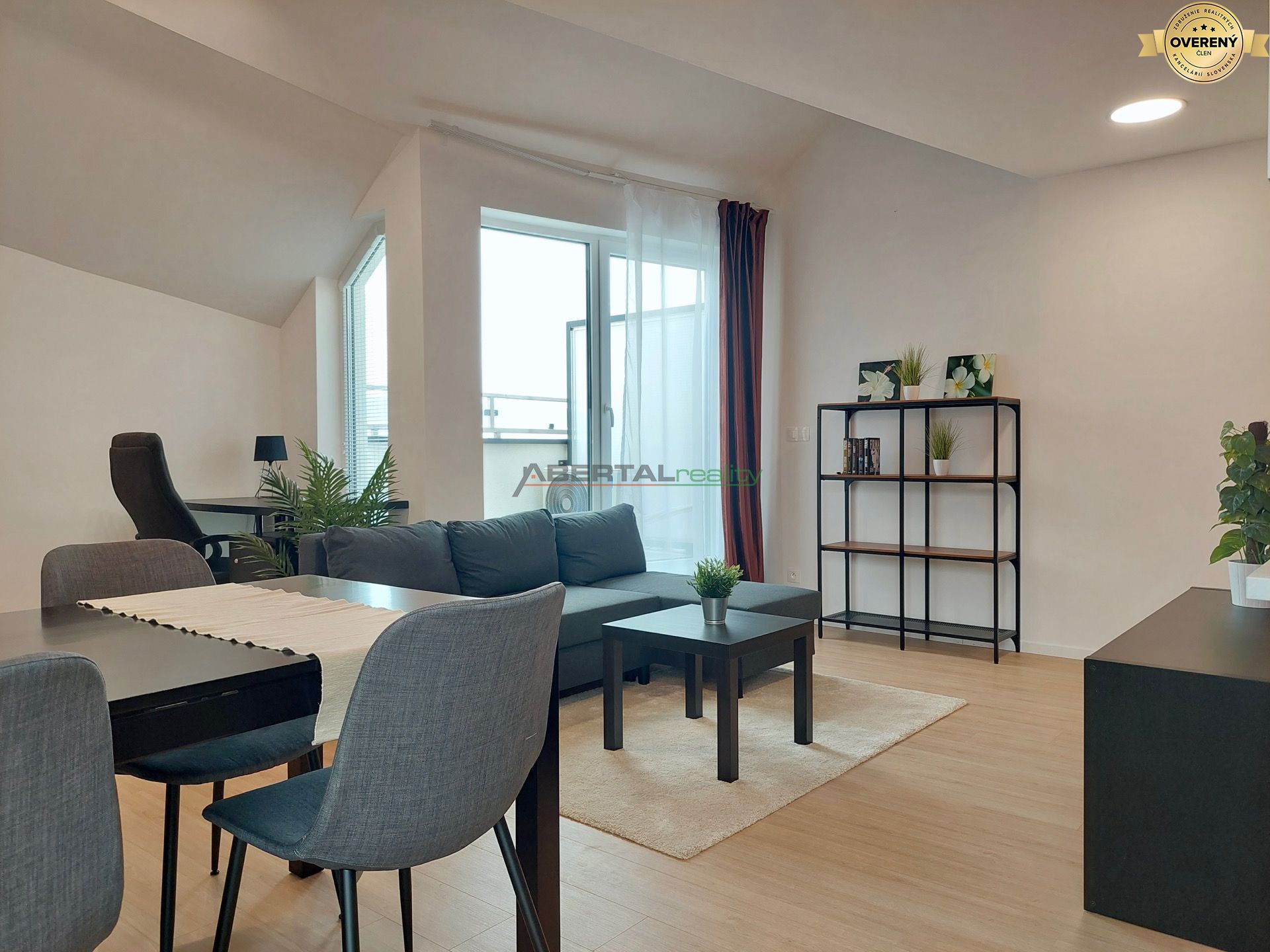 Úžasný byt + loft, klíma,balkón, parkovanie v garáži - Jarovce – foto 6