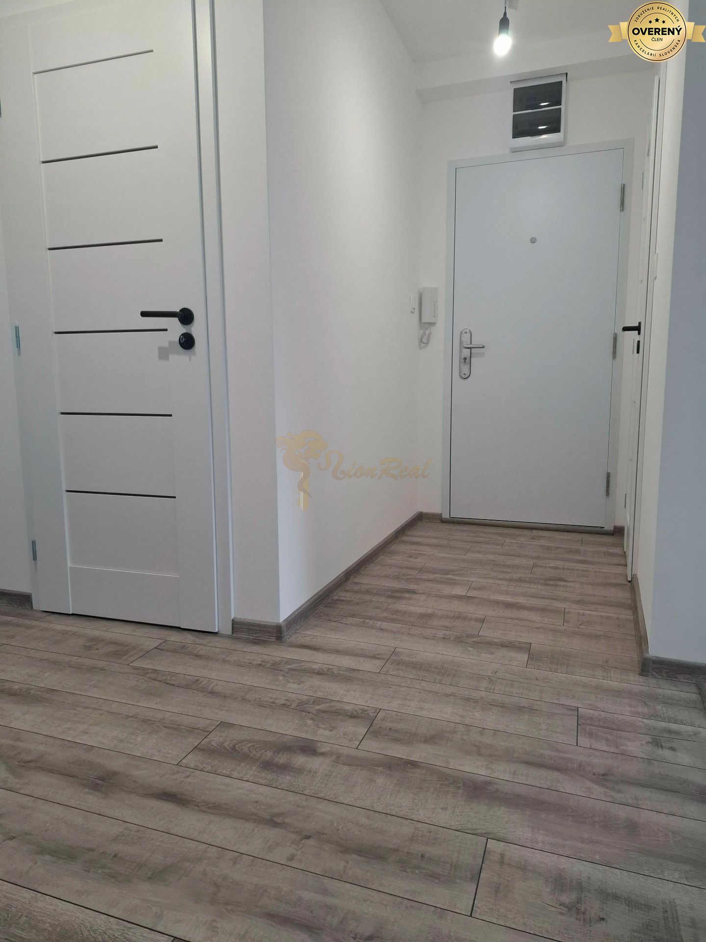 Veľký 3-izb. byt na Trávnikoch s balkónom, novozrekonštruovaný – foto 9