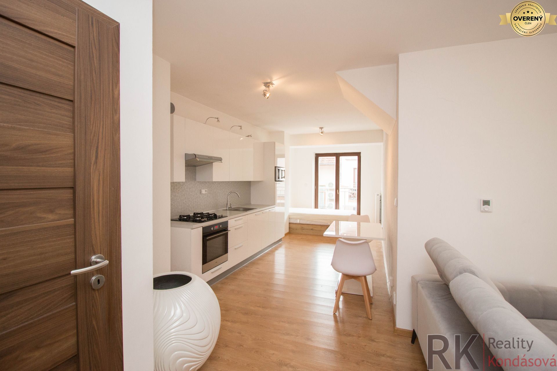 Prenájom v centre Košíc - mezonet s balkónom a výťahom – foto 2