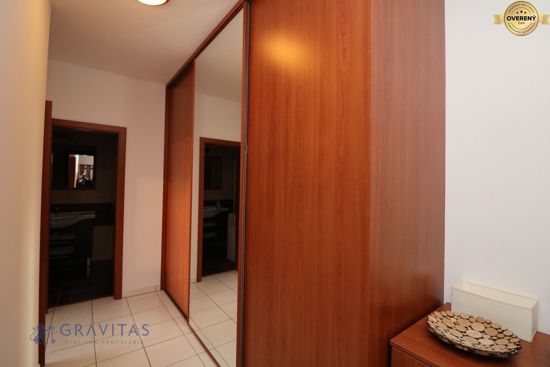 Rezervácia_Prenájom priestranného 2-izb.bytu s garážou – foto 9