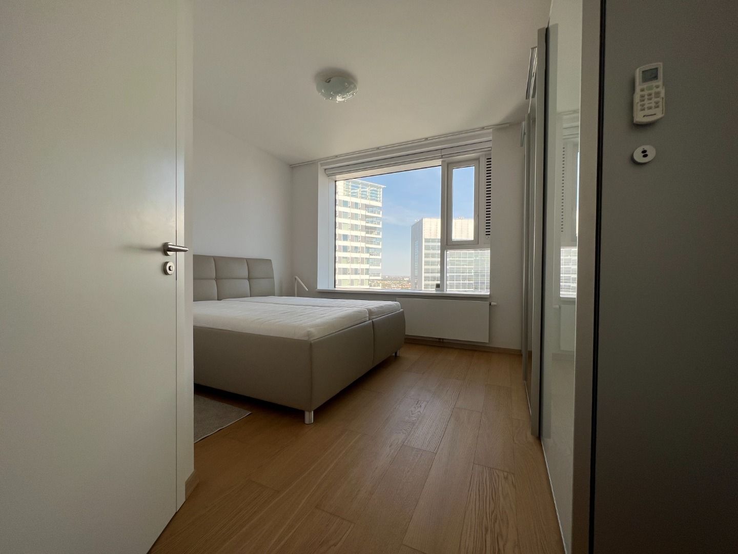 PANORAMA CITY - 3i byt s výhľadom na hrad, 26.p. 97m2, 2 kúpeľne – foto 10