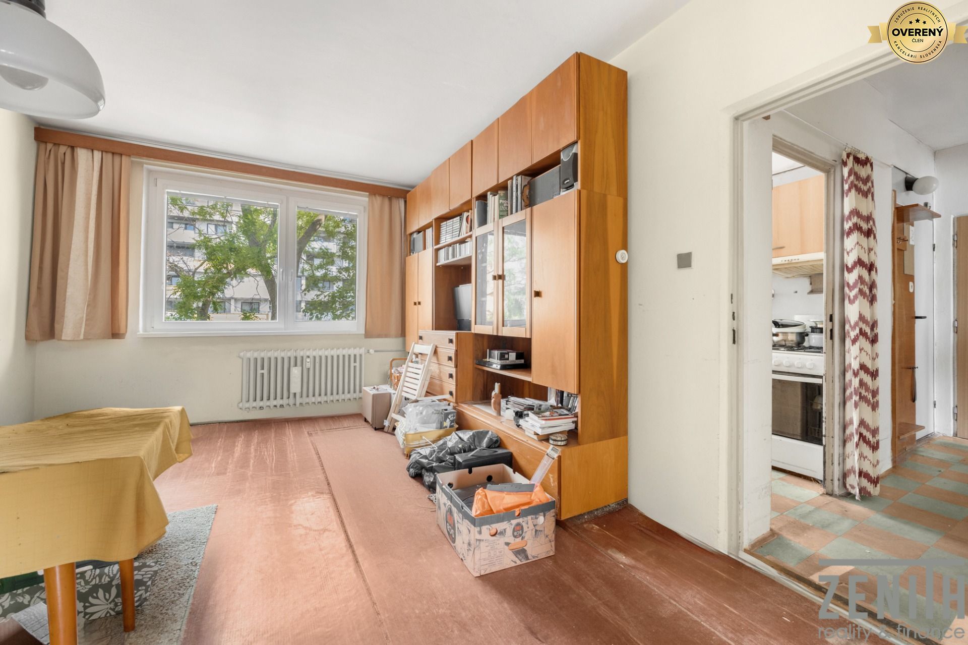 Priestranný 3-izbový byt s balkónom a potenciálom rekonštrukcie – foto 3