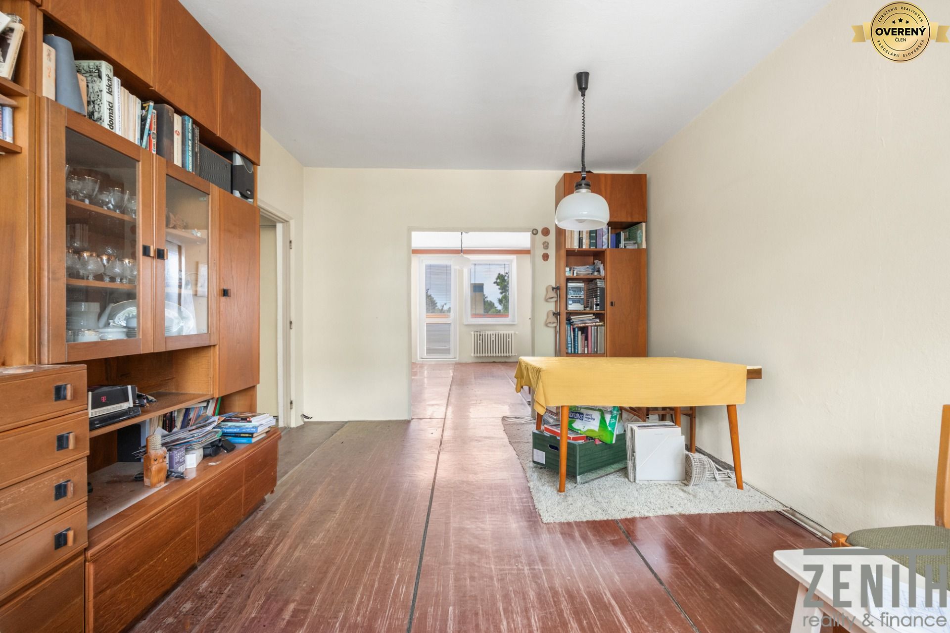 Priestranný 3-izbový byt s balkónom a potenciálom rekonštrukcie – foto 4