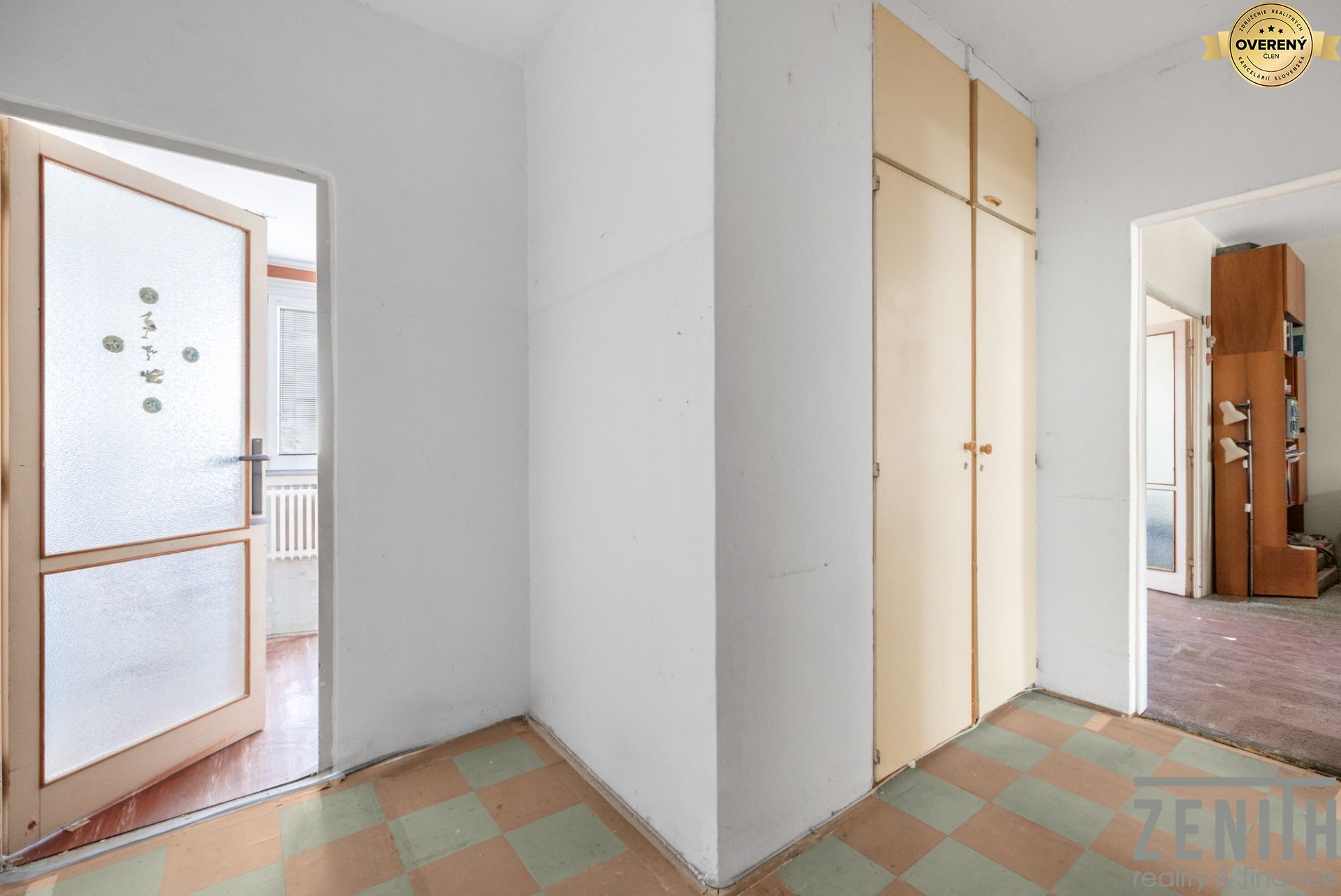 Priestranný 3-izbový byt s balkónom a potenciálom rekonštrukcie – foto 5