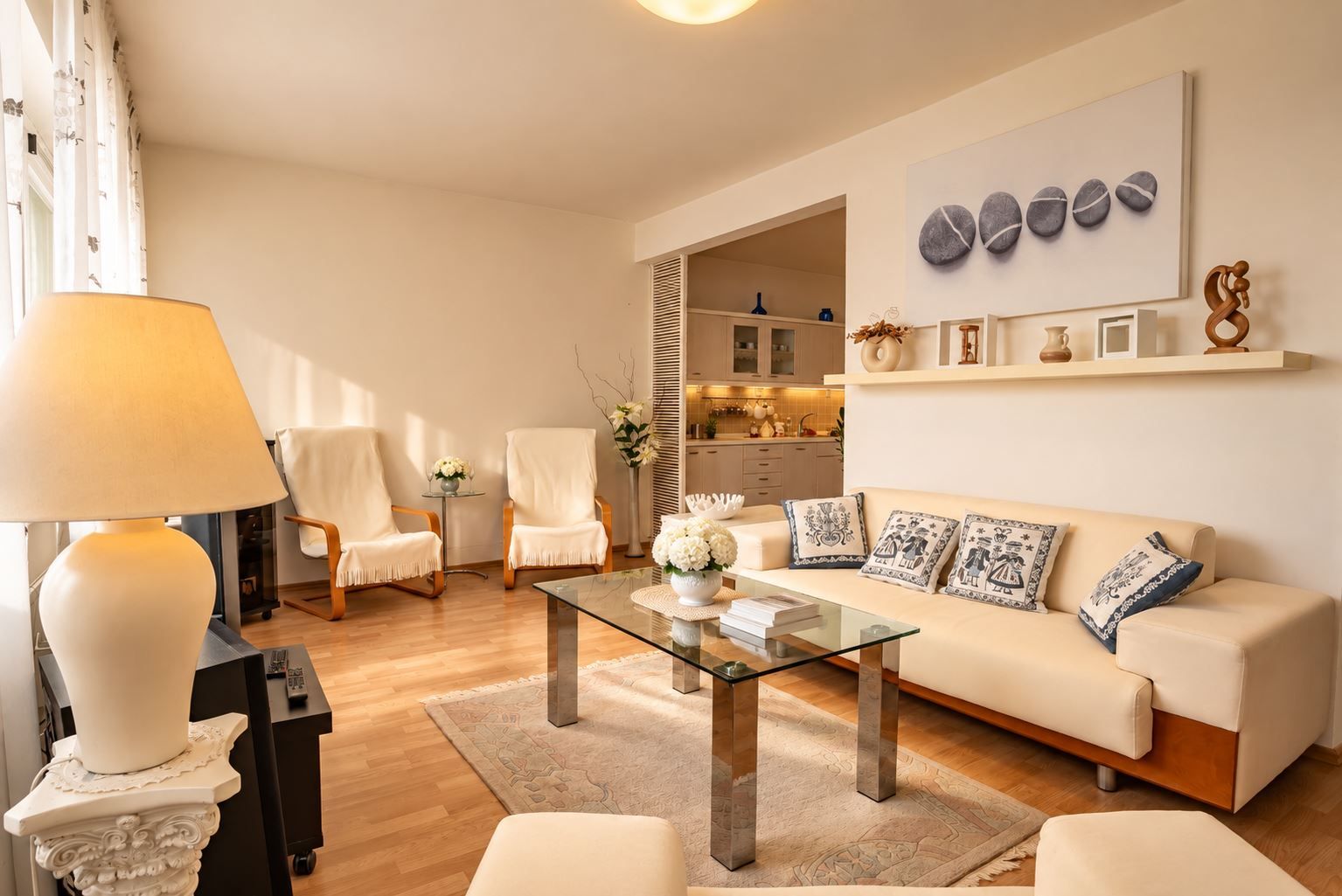Na prenájom priestranný 3-izbový byt s lodžiou, 101 m², od 10 / 2026
