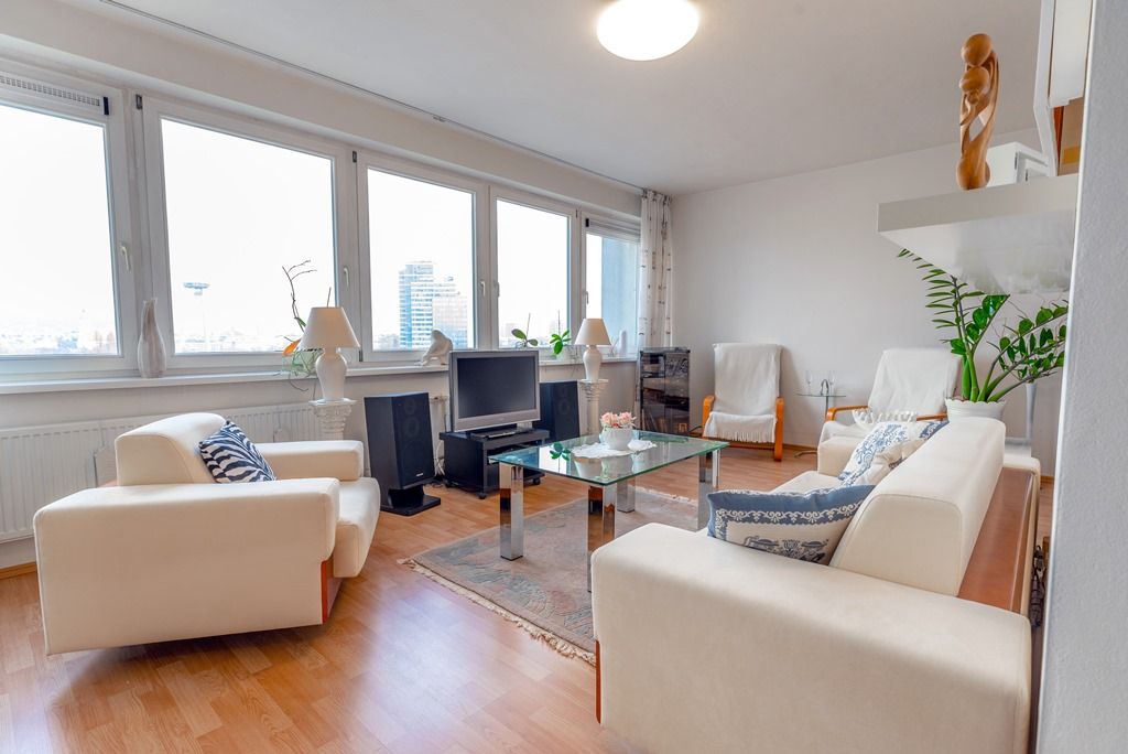 Na prenájom priestranný 3-izbový byt s lodžiou, 101 m², od 10 / 2026 – foto 2
