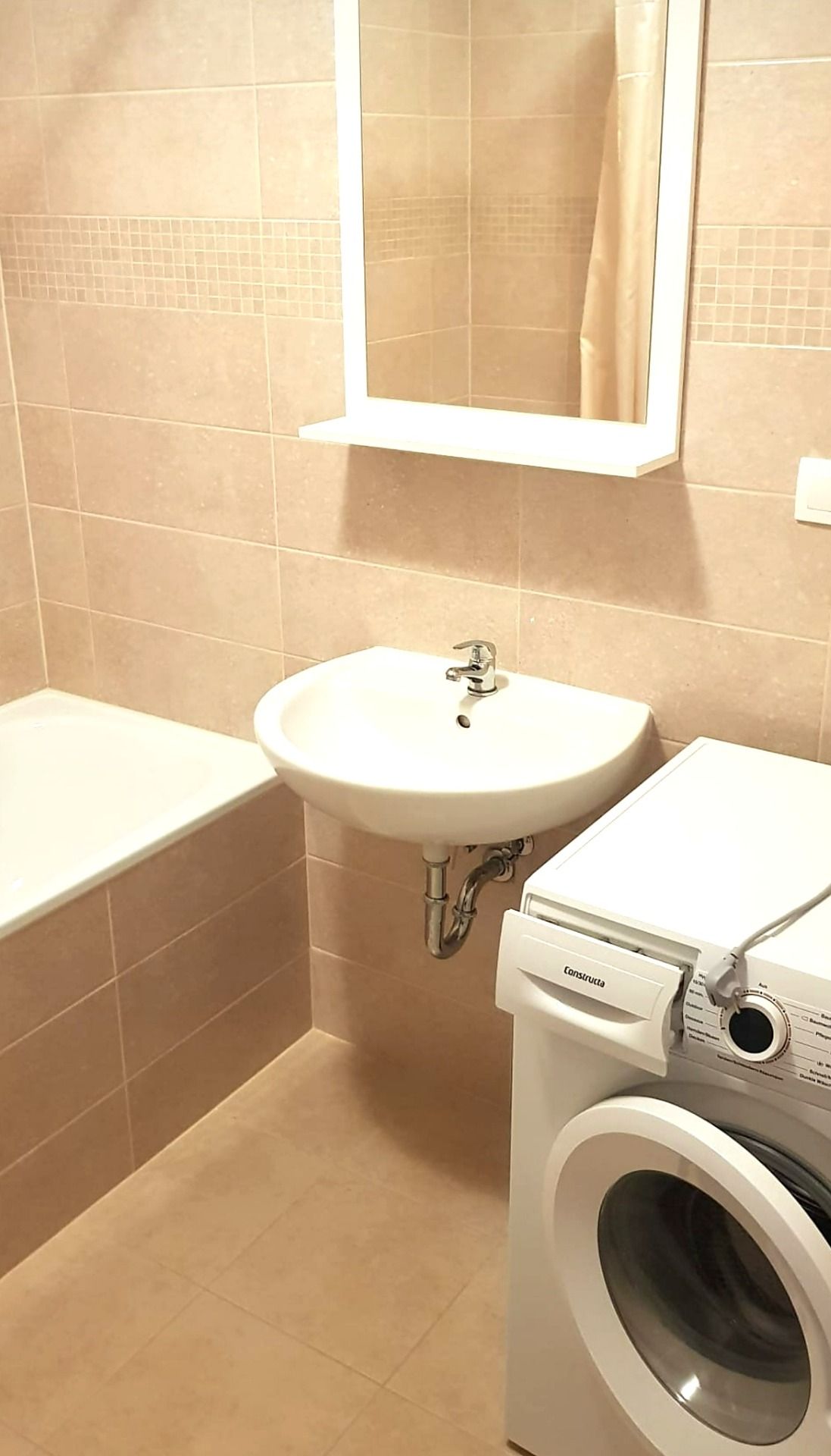 Zariadený byt s balkónom, klimatizáciou a nízkymi nákladmi – foto 5