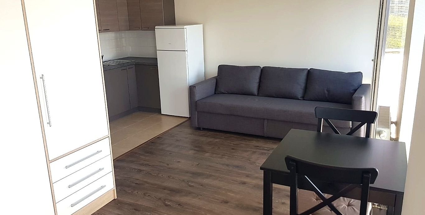 Zariadený byt s balkónom, klimatizáciou a nízkymi nákladmi