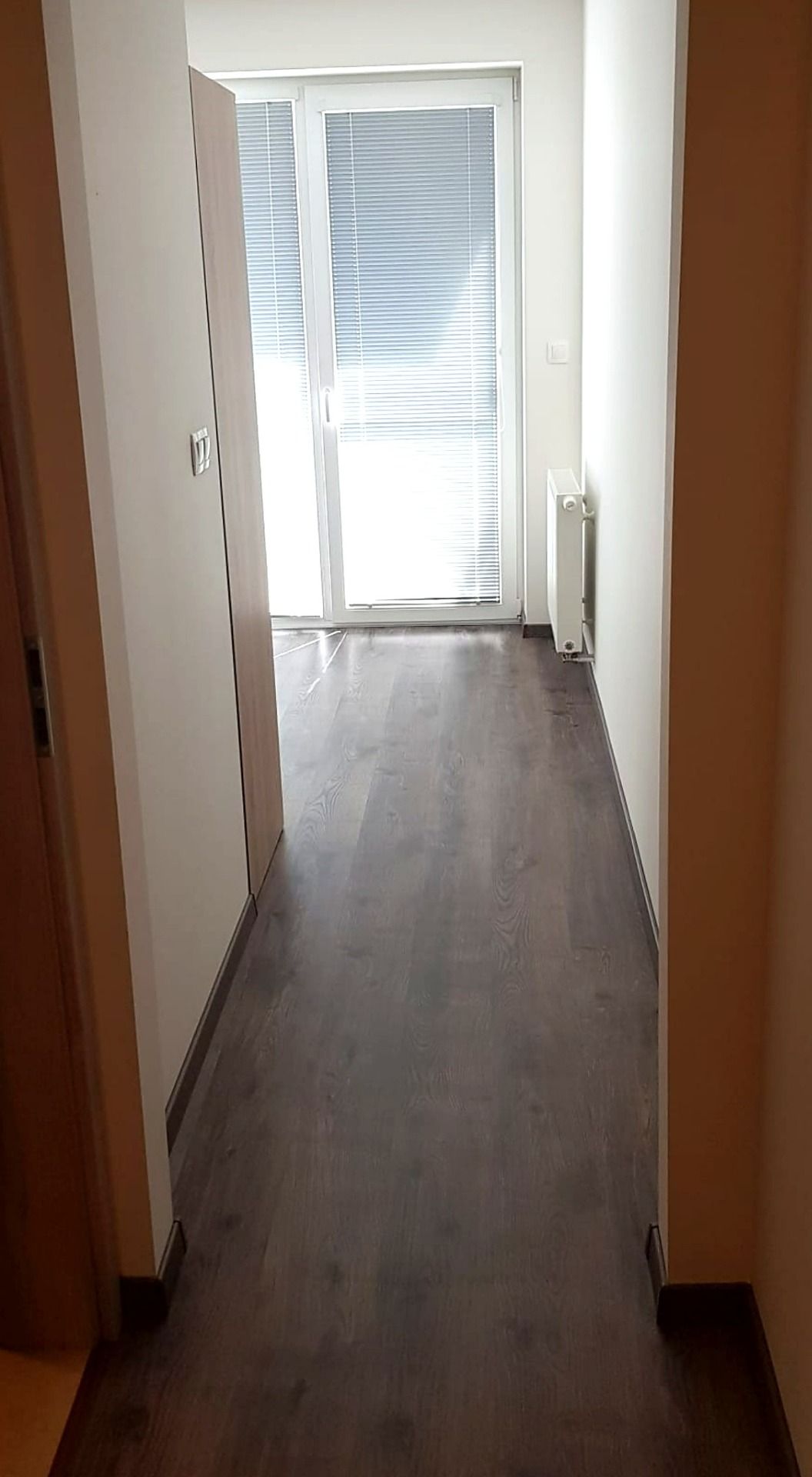 Zariadený byt s balkónom, klimatizáciou a nízkymi nákladmi – foto 7