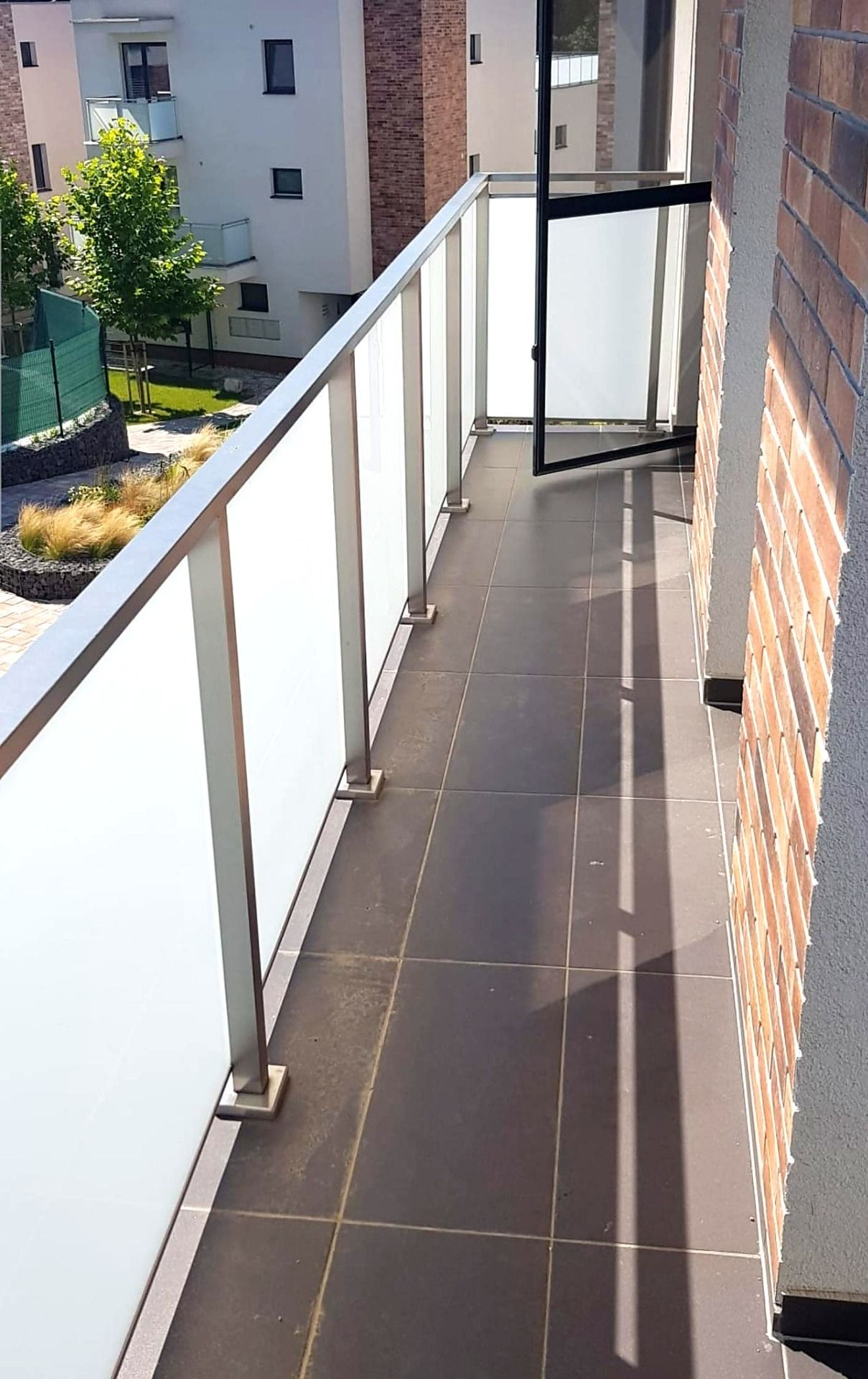 Zariadený byt s balkónom, klimatizáciou a nízkymi nákladmi – foto 8