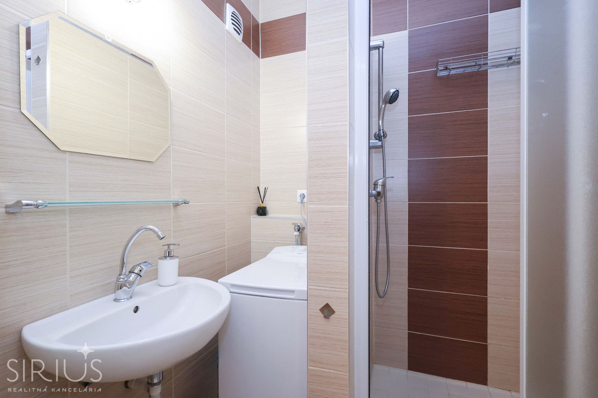 DROBNÉHO, 1-i byt, 33 m2 – POKOJNÝ výhľad na ZELEŇ, voľný od 1.9. – foto 3