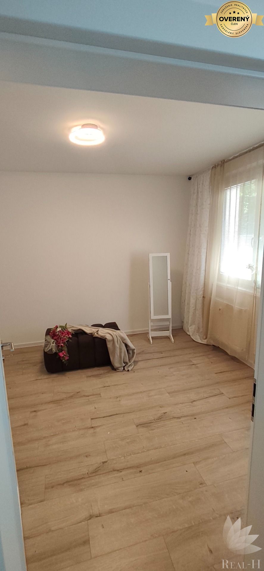 NA PREDAJ KOMPLETNE ZREKONŠTRUOVANÝ 3 – IZBOVÝ BYT V PETRŽALKE – foto 9