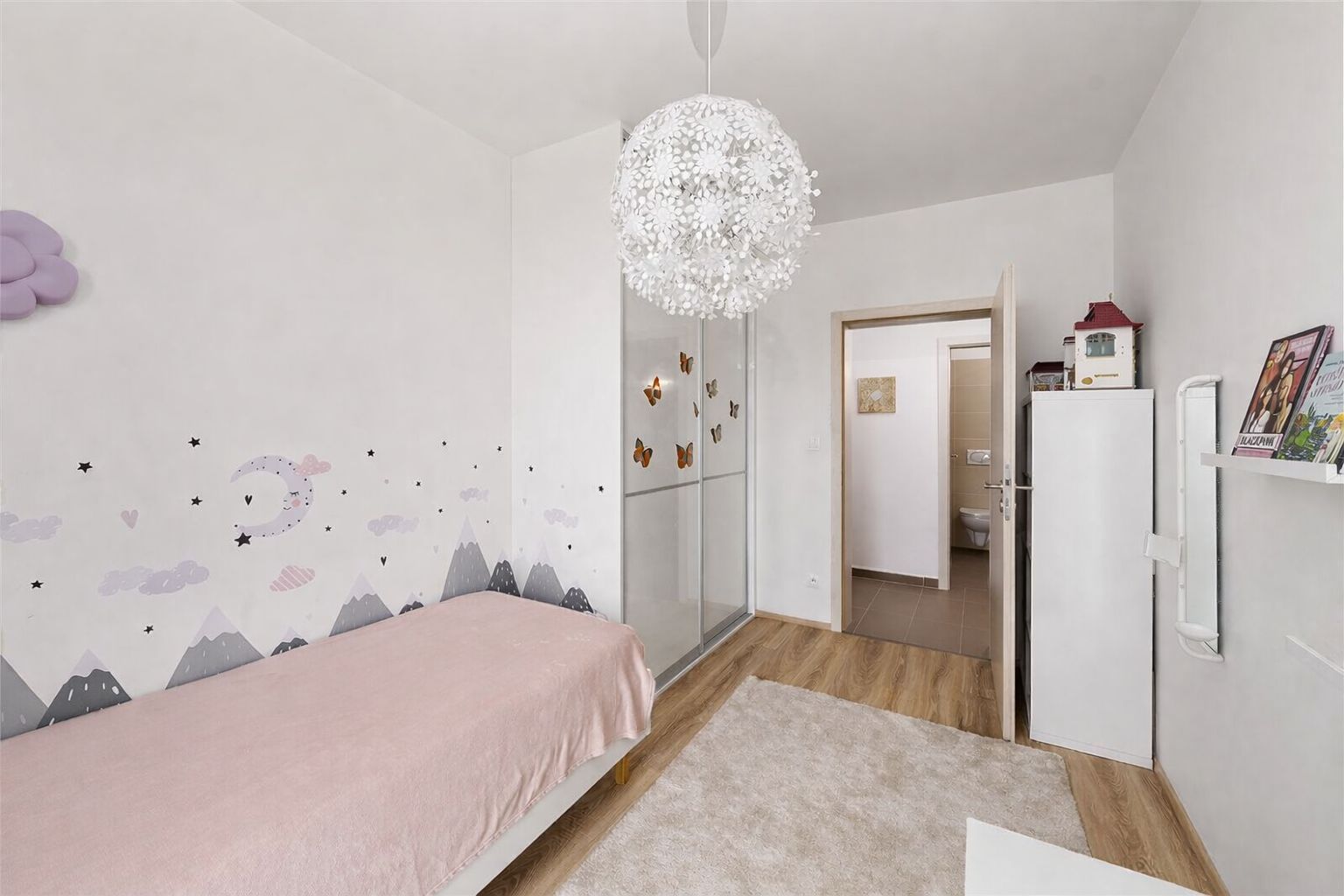 PREDAJ: Staromestský 4-izbový byt pre rodinu, ktorá chce mať Bratislav – foto 4