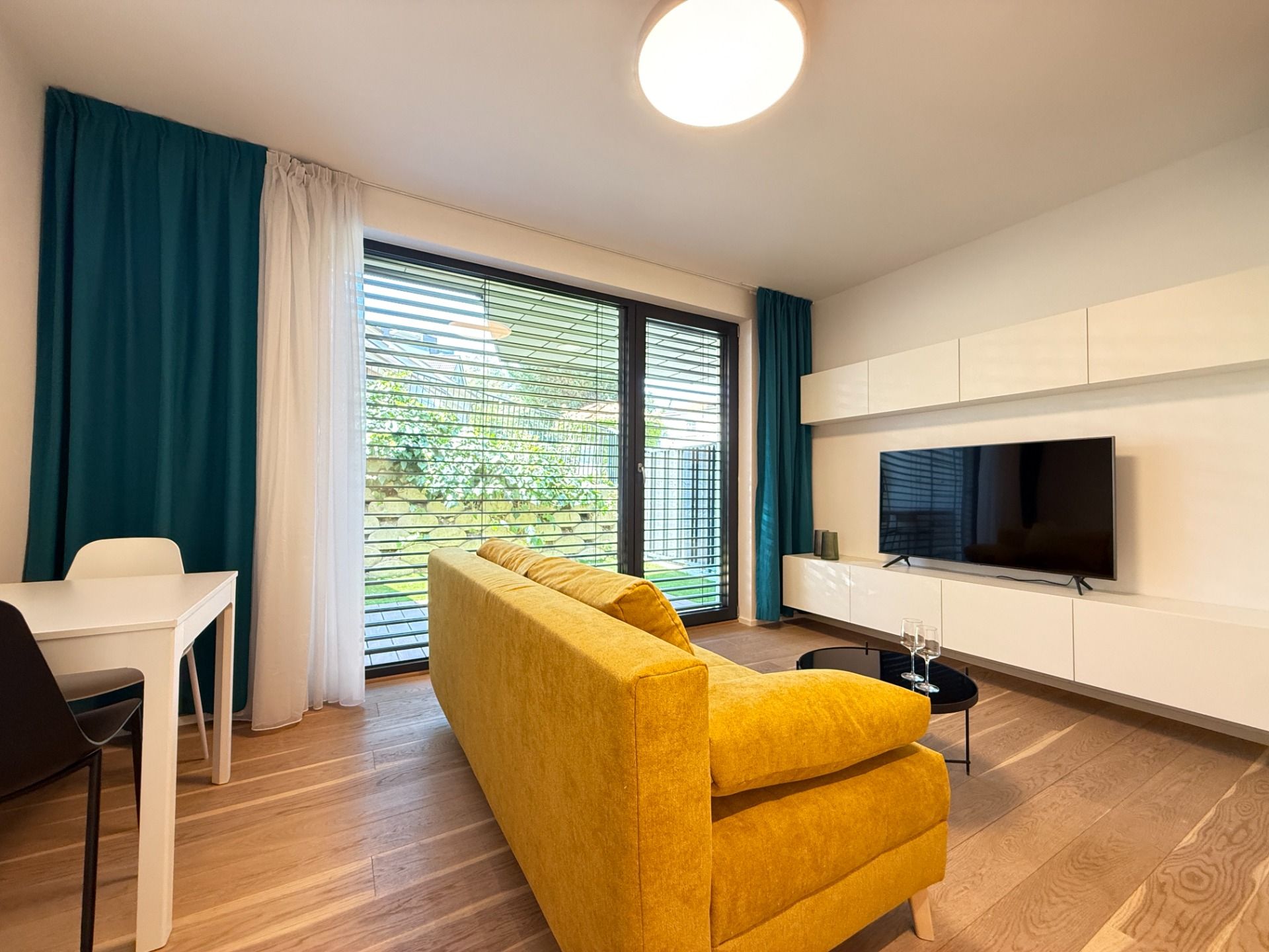 Moderný 1-izbový byt s predzáhradkou a parkovaním na Kolibe – foto 4
