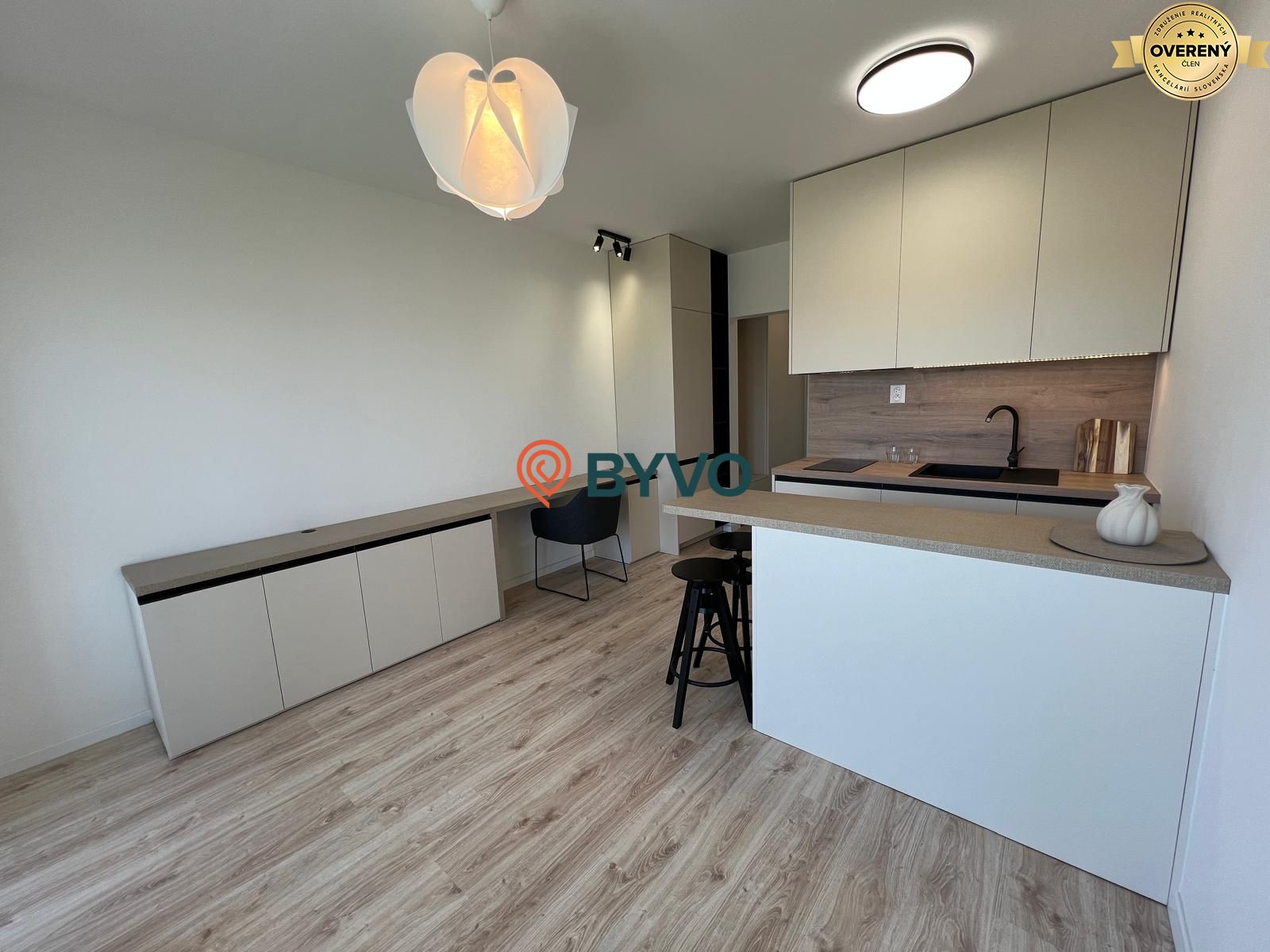 GARSONKA s PARKOVANÍM V STAROM MESTE – foto 2