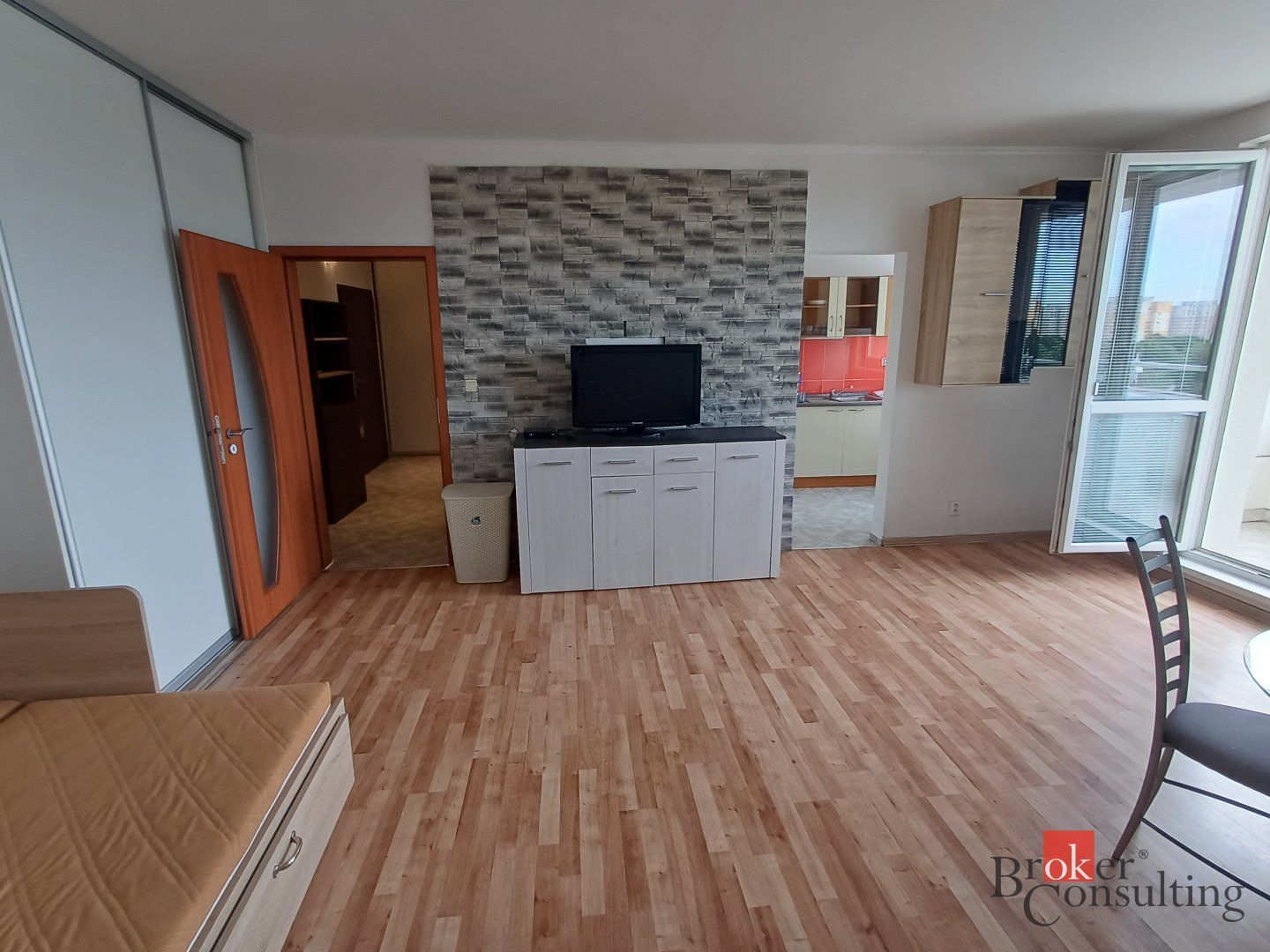 Na prenájom - Slnečná dvojgarsónka na začiatku Petržalky – foto 6