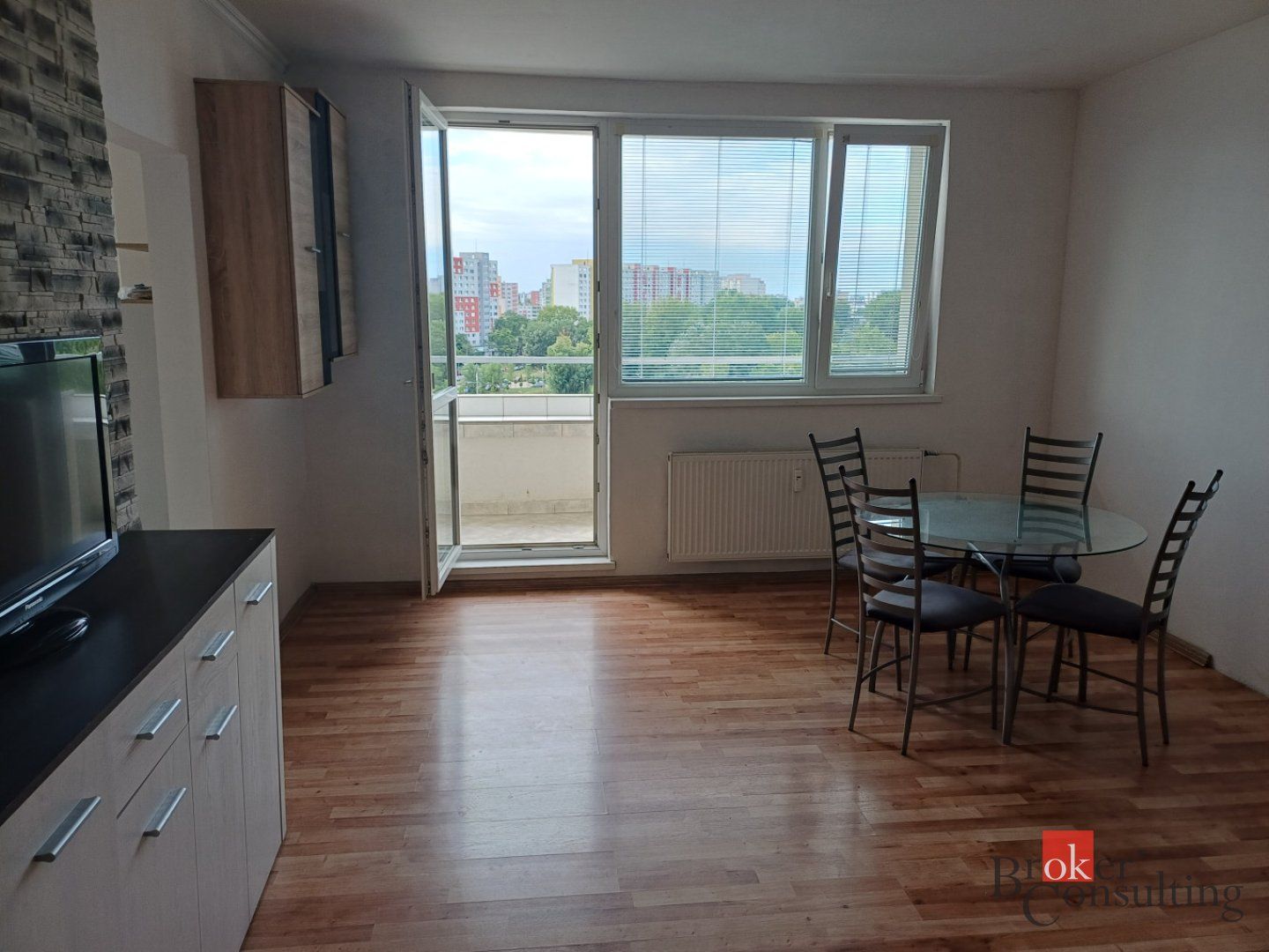 Na prenájom - Slnečná dvojgarsónka na začiatku Petržalky – foto 5