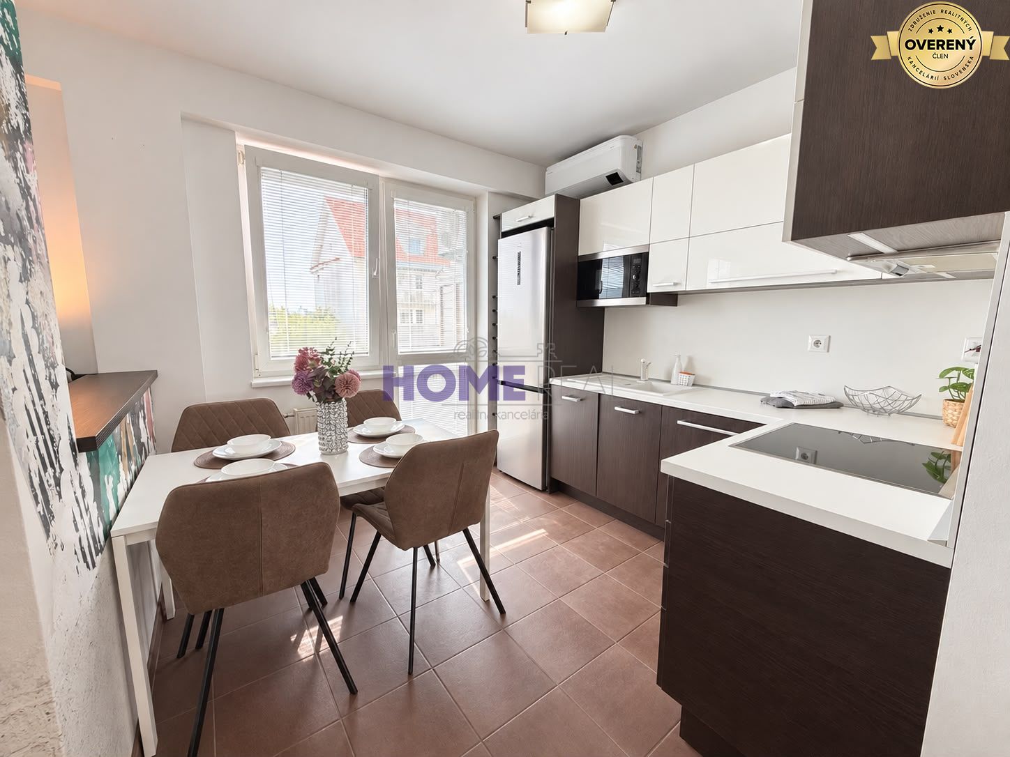 KOMPLETNE ZARIADENÝ PRIESTRANNÝ 1,5 IZB. BYT S BALKÓNOM A GARÁŽOU. – foto 3