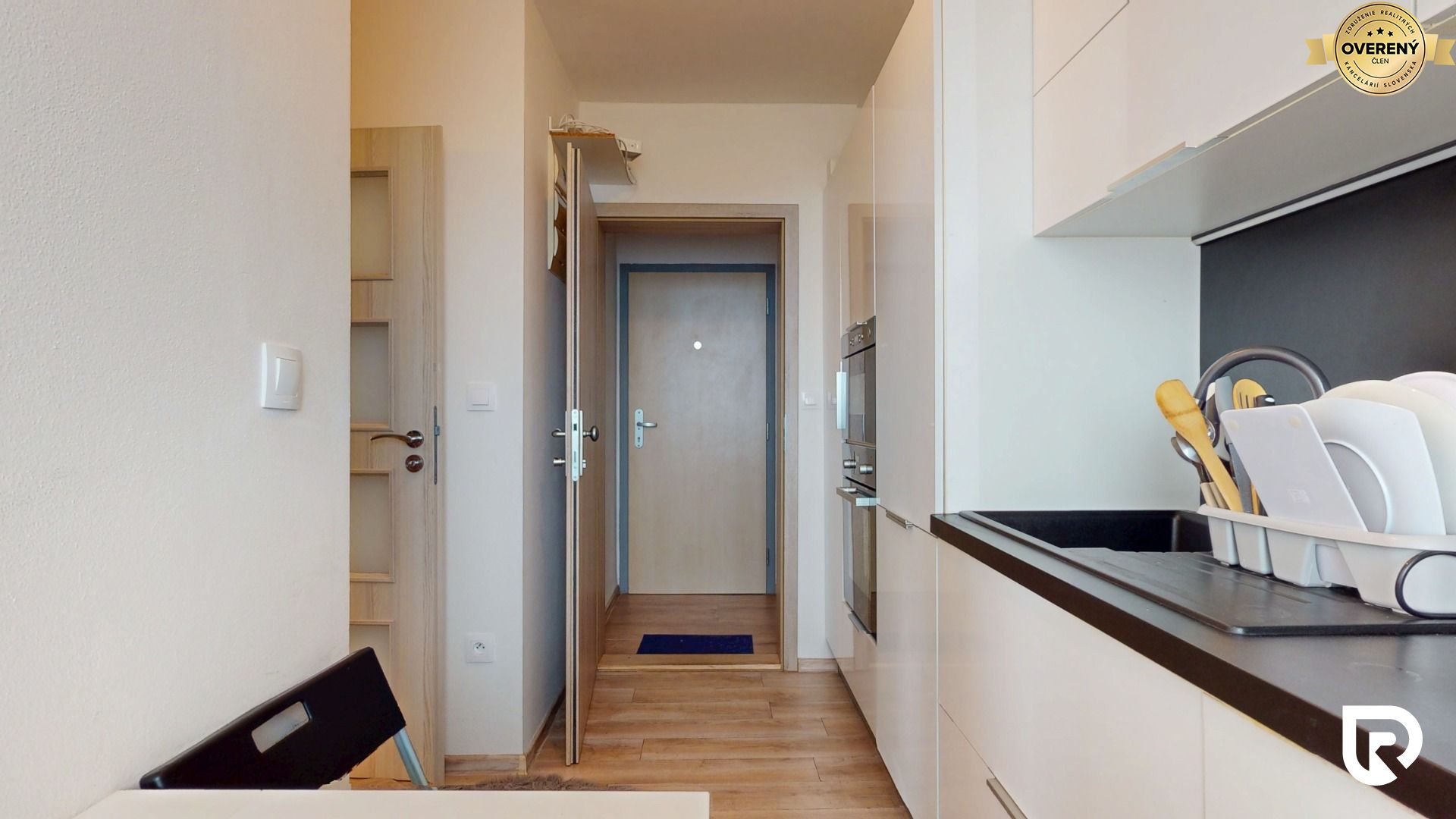 Komplet zariadený 2i byt s panoramatickými výhľadmi a 5.3 m² terasou – foto 8