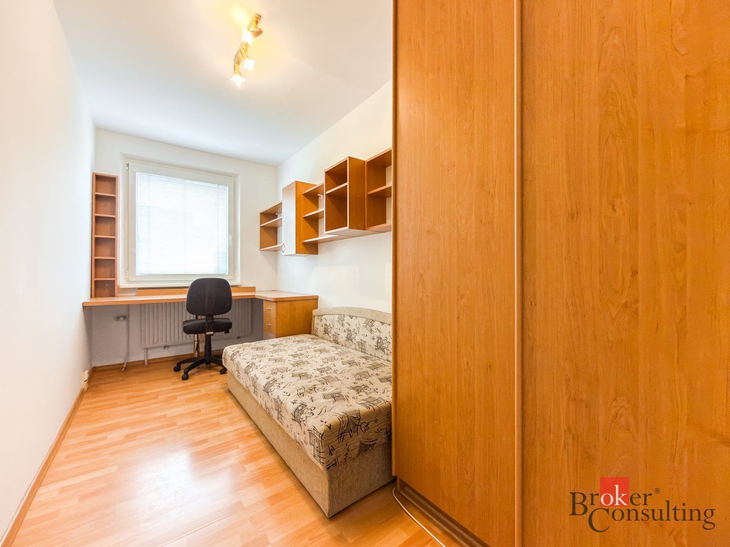 Zariadený 4i byt s balkónom na začiatku Petržalky – foto 8