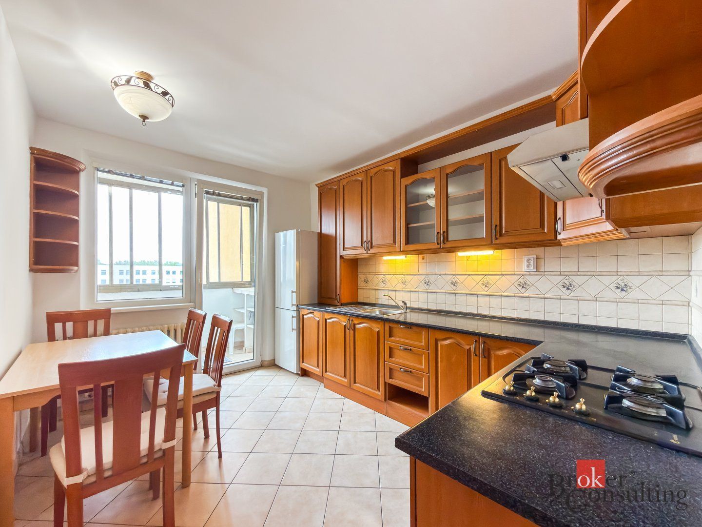 Zariadený 4i byt s balkónom na začiatku Petržalky – foto 10