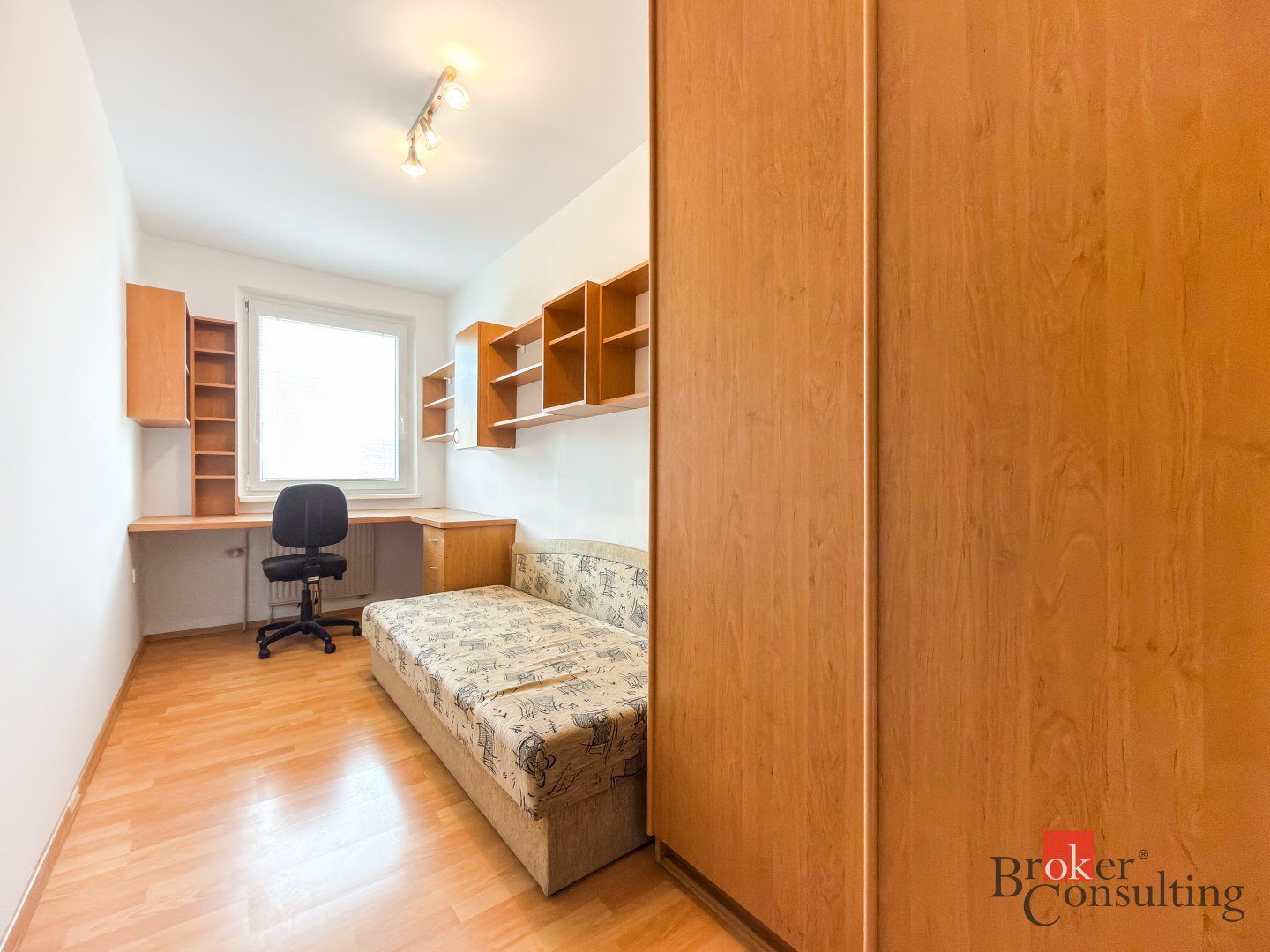 Zariadený 4i byt s balkónom na začiatku Petržalky – foto 6