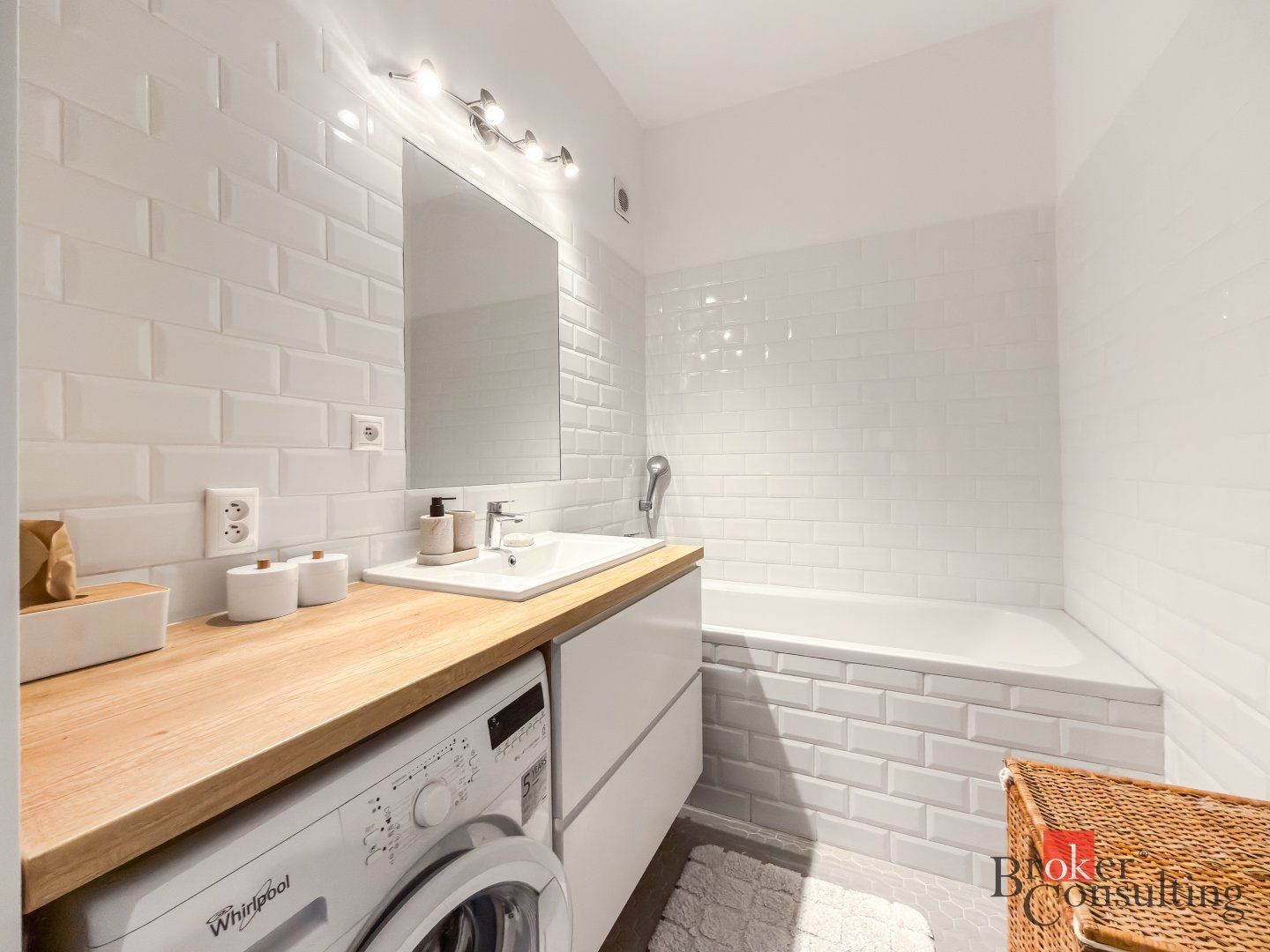 Svetlý zrekonštruovaný 2i byt s balkónom v Starom Meste – foto 7