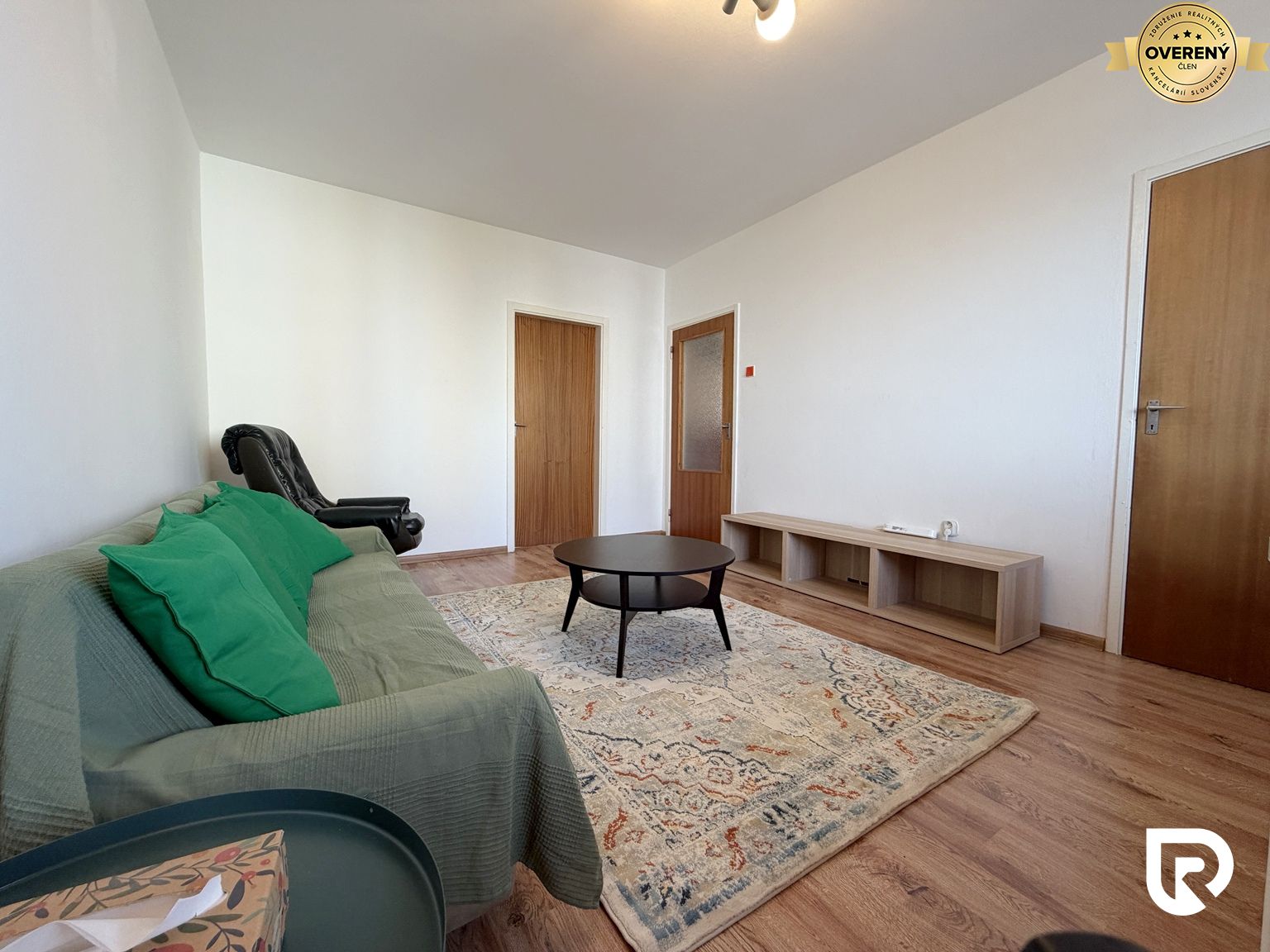 Priestranný 4‑izbový byt s balkónom v Dúbravke – foto 3