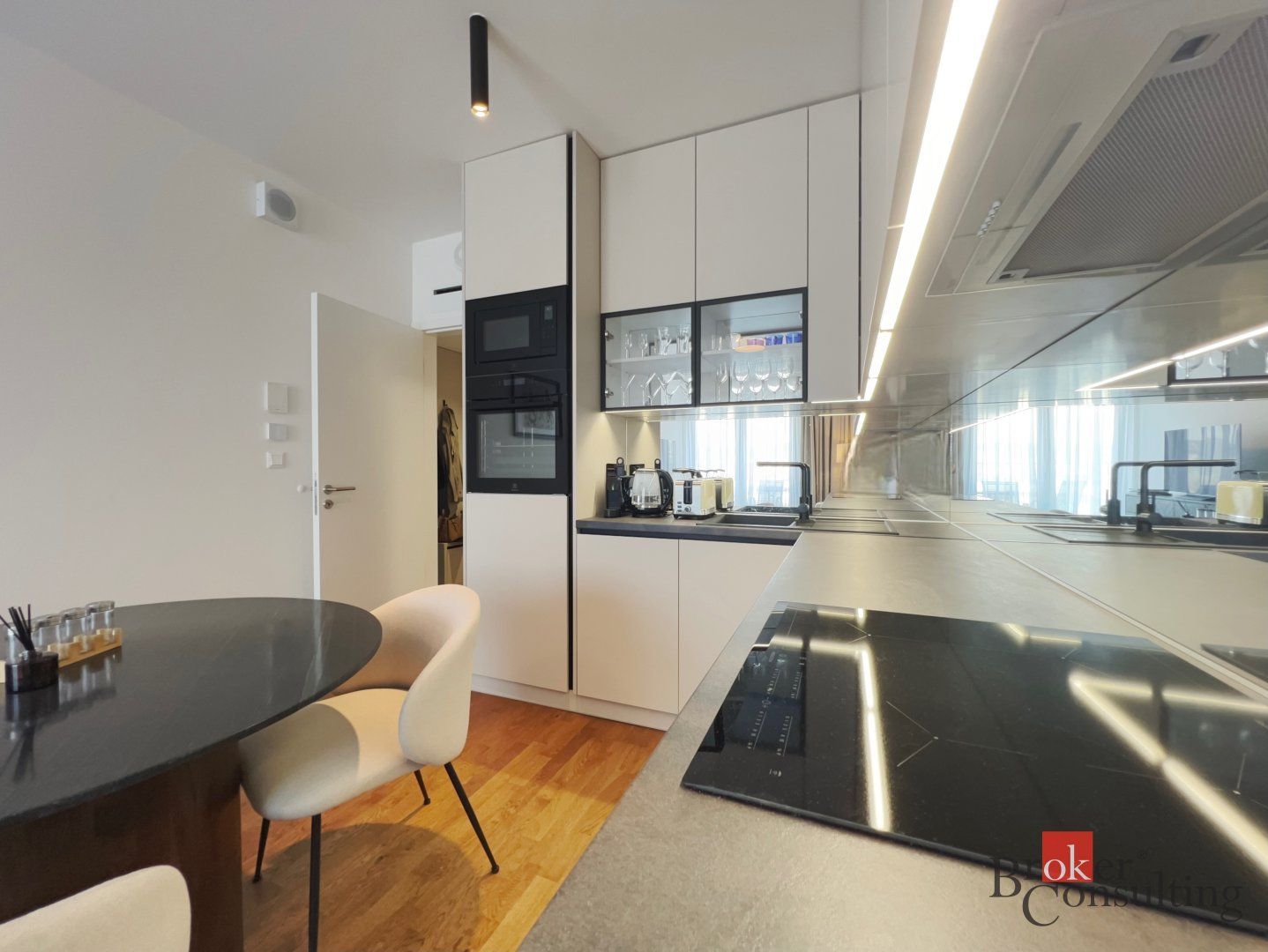 Moderný 2‑izbový apartmán s balkónom a garážou, Metropolis – Downtown – foto 8