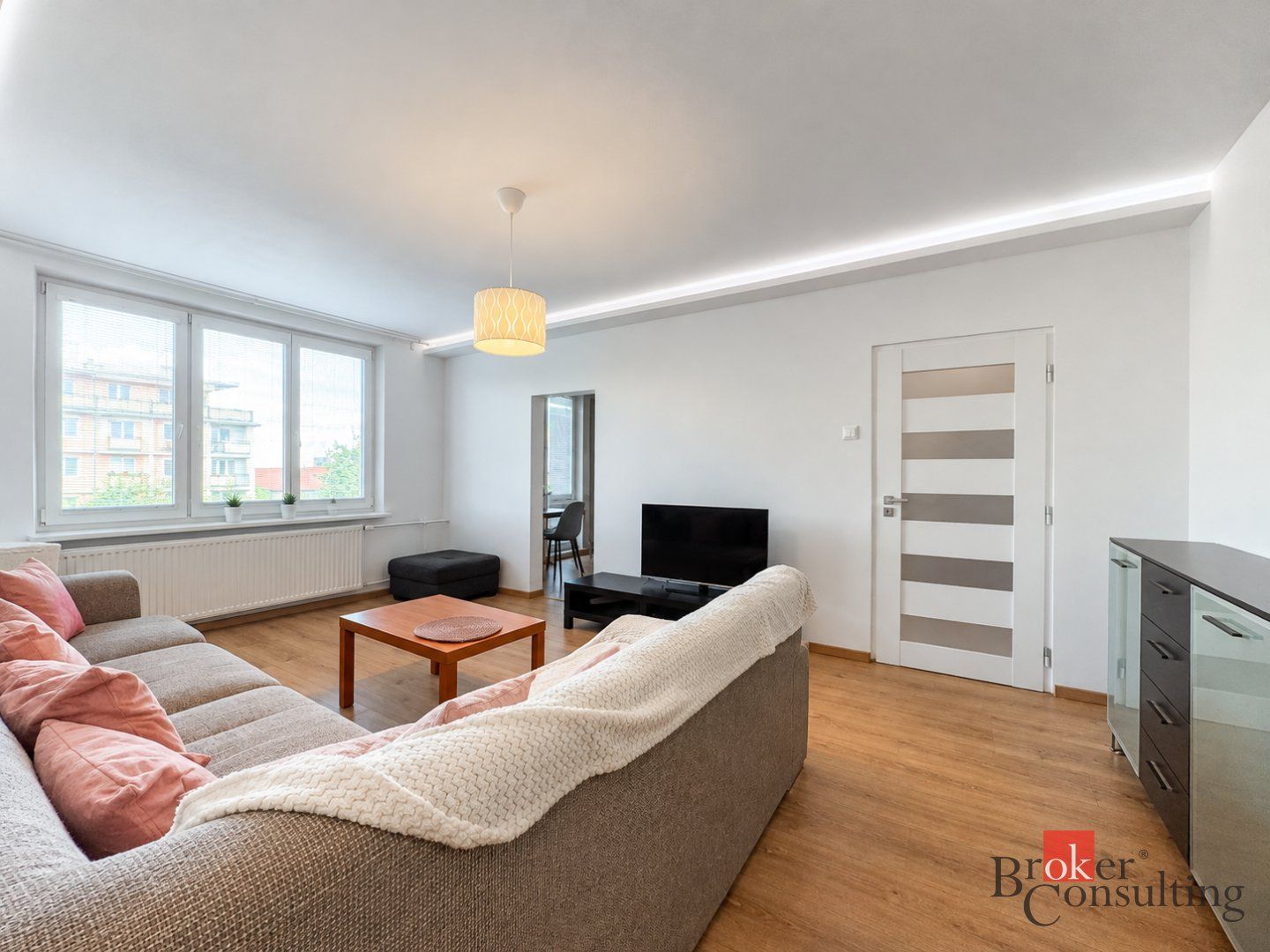 Zrekonštruovaný 3i byt so šatníkom a 2 balkónmi - Nové Mesto – foto 3
