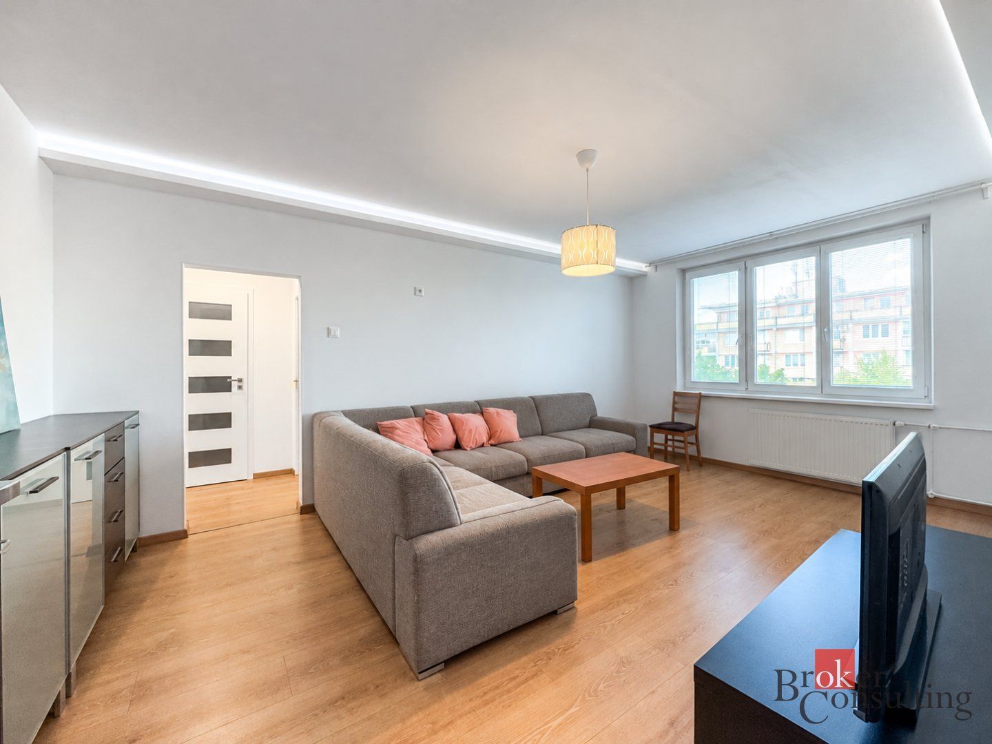 Zrekonštruovaný 3i byt so šatníkom a 2 balkónmi - Nové Mesto – foto 2