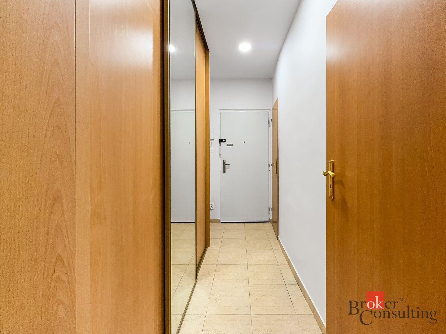 Svetlý zrekonštruovaný 2i byt s balkónom a lodžiou - Ružinov – foto 8