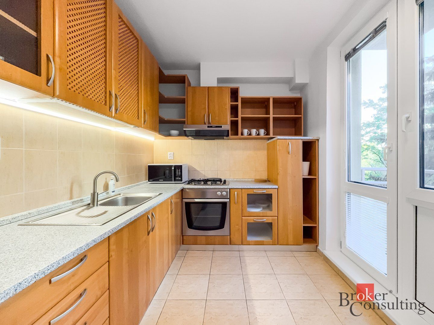 Svetlý zrekonštruovaný 2i byt s balkónom a lodžiou - Ružinov – foto 4